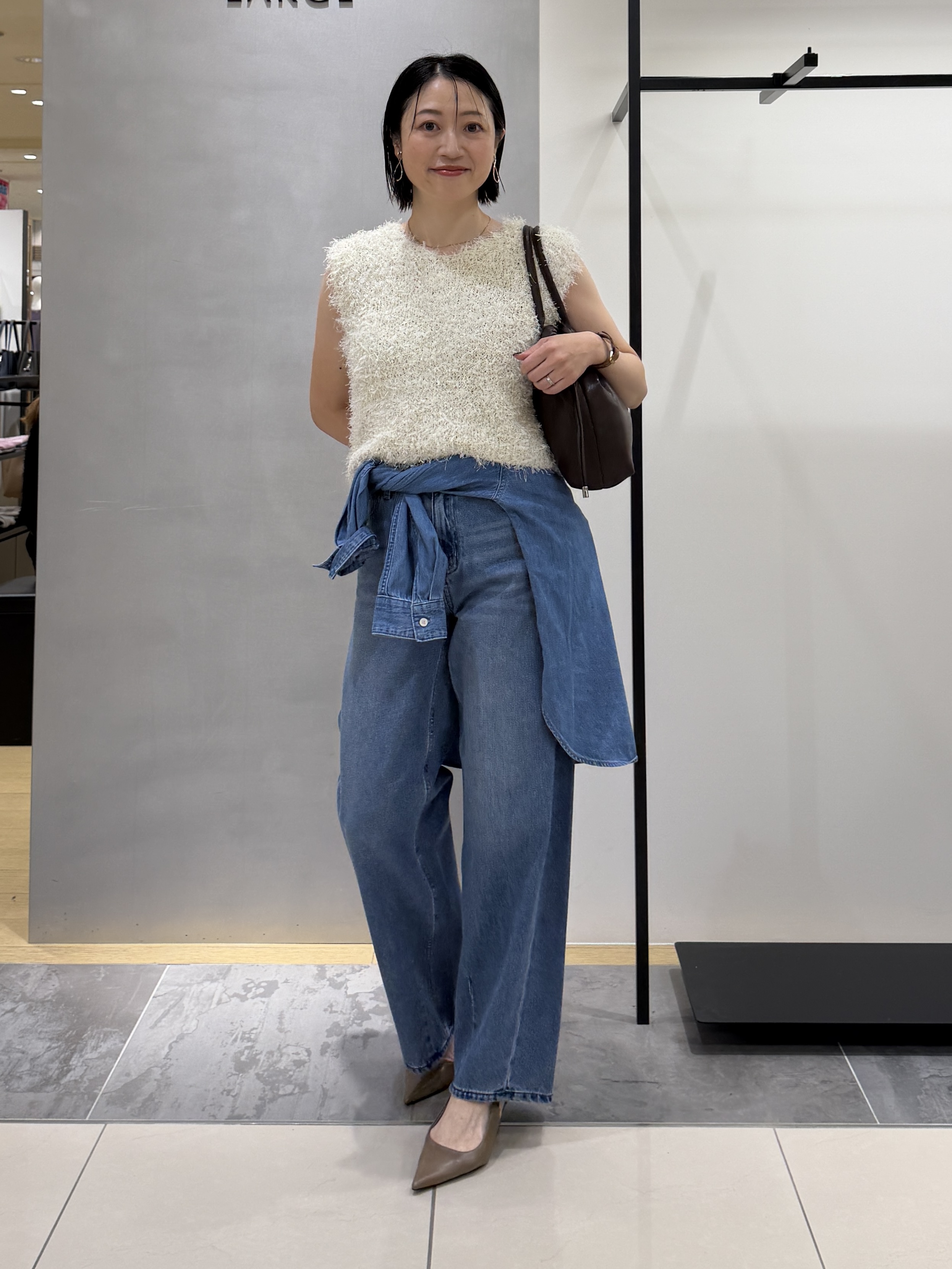 shihoさんの「INDIVI｜【洗える】ファンシーヤーンVネックニットベスト」を使ったコーディネート