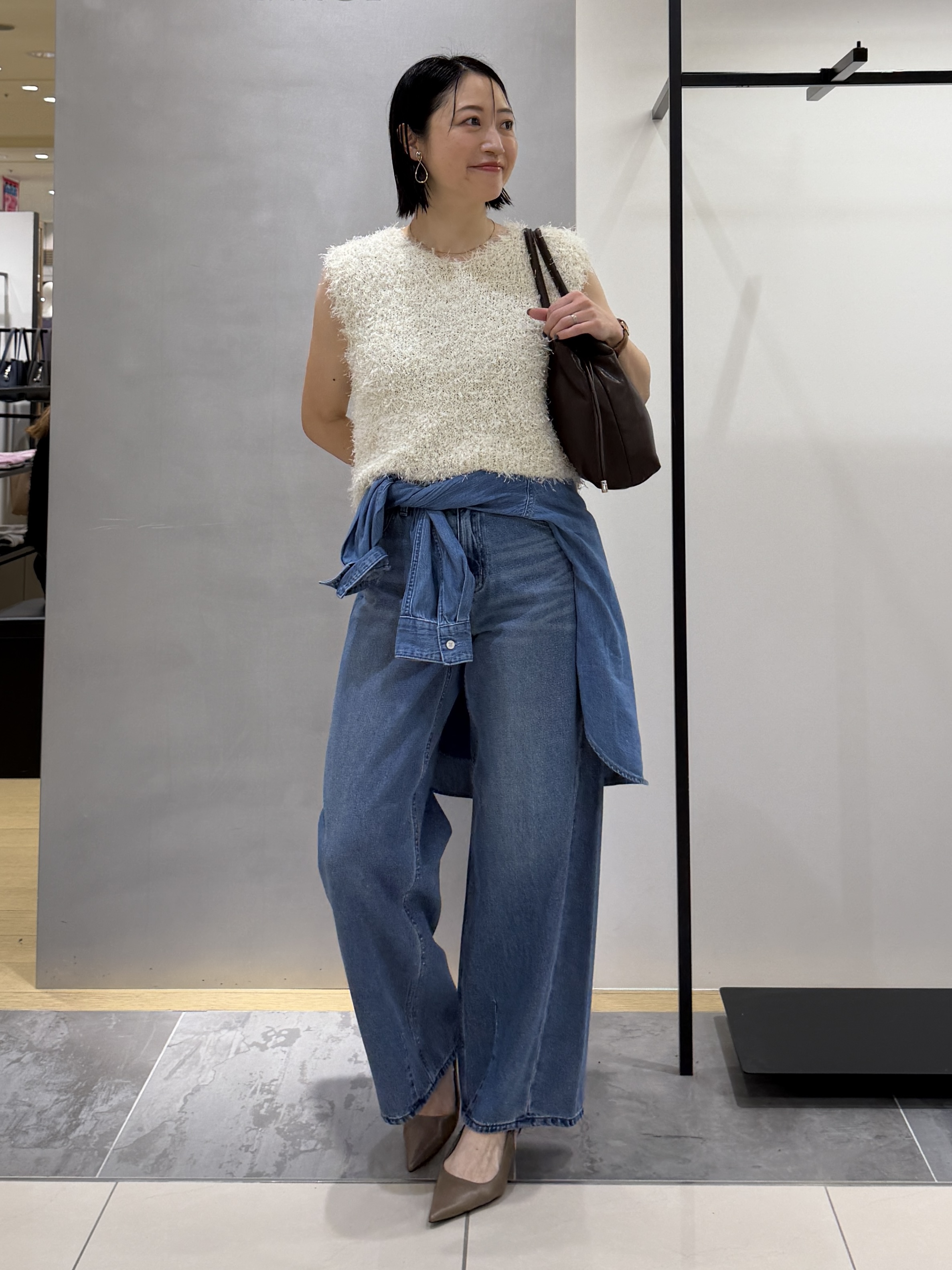 shihoさんの「INDIVI｜【洗える】ファンシーヤーンVネックニットベスト」を使ったコーディネート