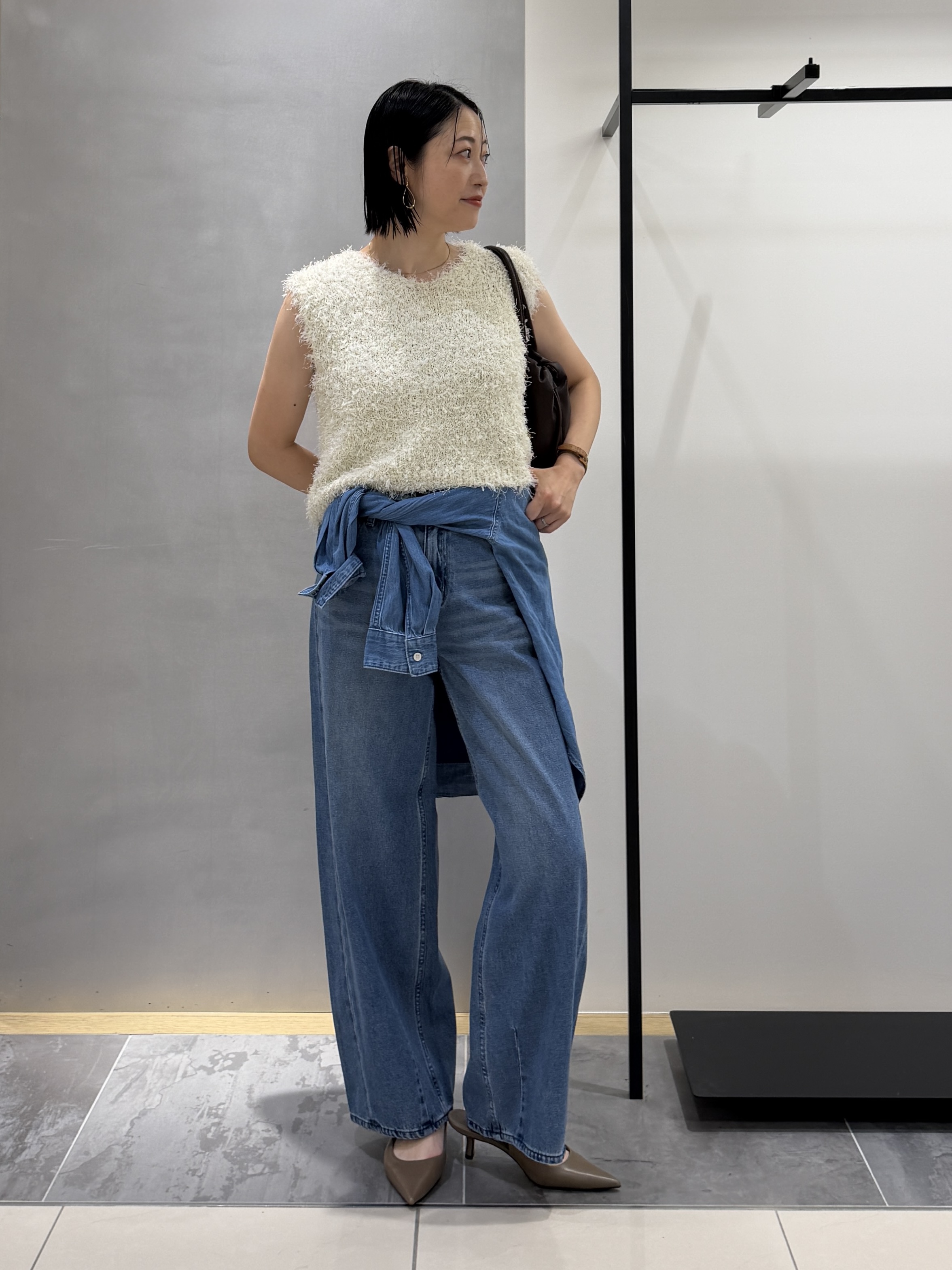 shihoさんの「INDIVI｜【洗える】ファンシーヤーンVネックニットベスト」を使ったコーディネート
