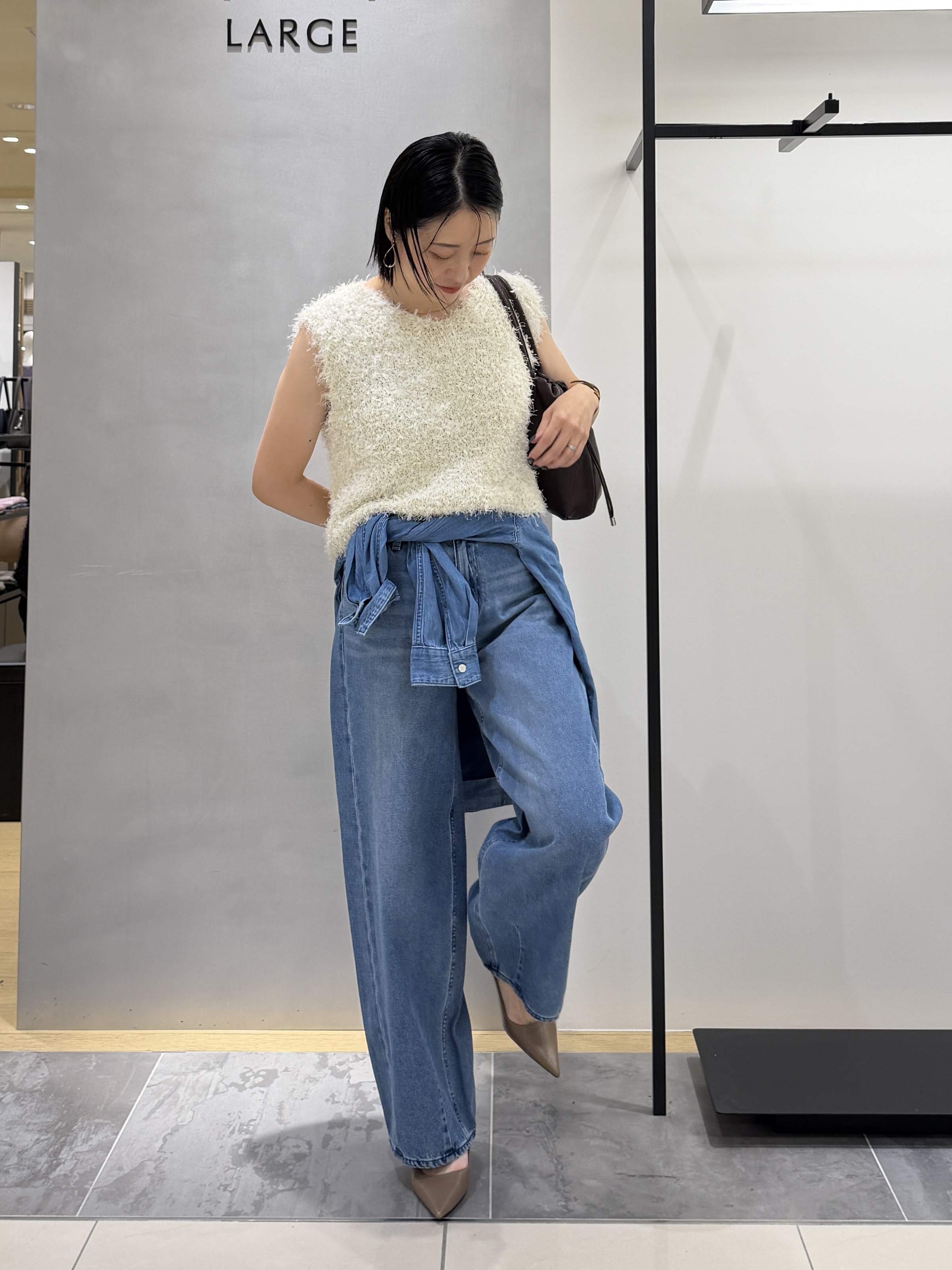 shihoさんの「INDIVI｜【洗える】ファンシーヤーンVネックニットベスト」を使ったコーディネート