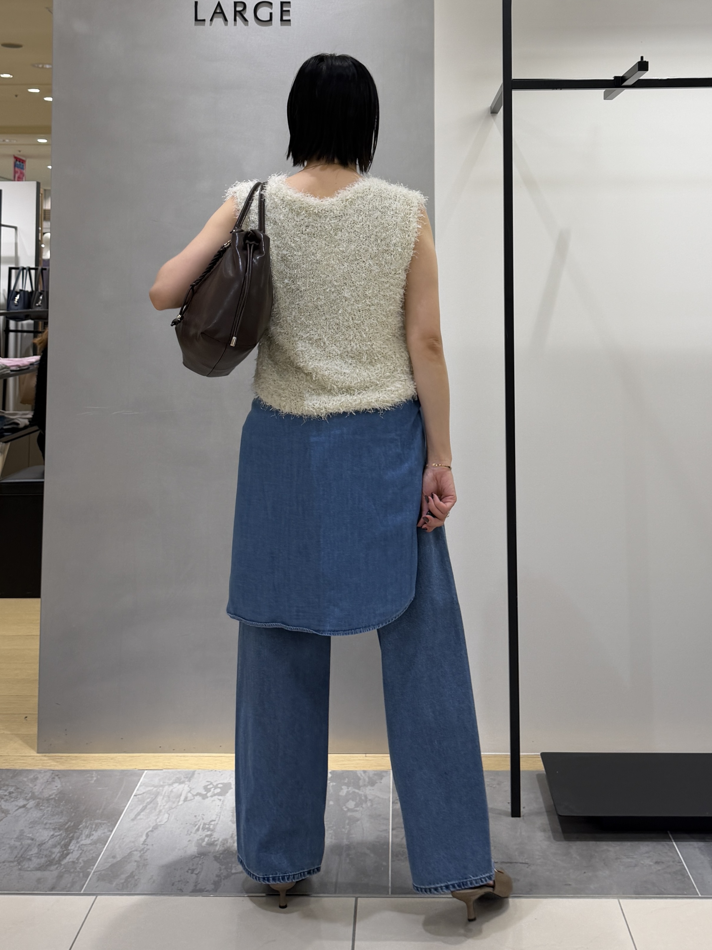 shihoさんの「INDIVI｜【洗える】ファンシーヤーンVネックニットベスト」を使ったコーディネート