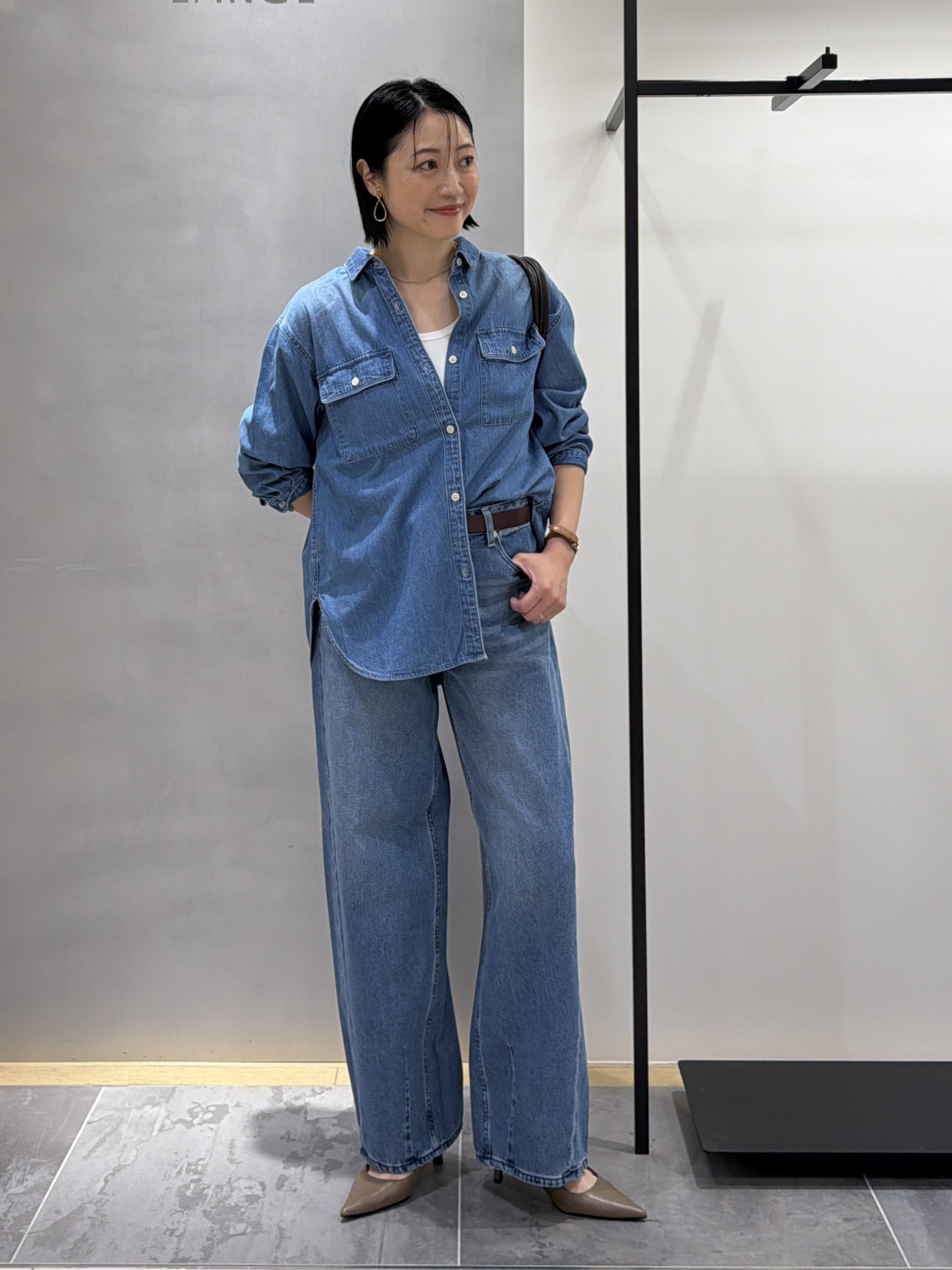 shihoさんの「INDIVI｜【洗える／体型カバー】ライトデニム ワークシャツ」を使ったコーディネート