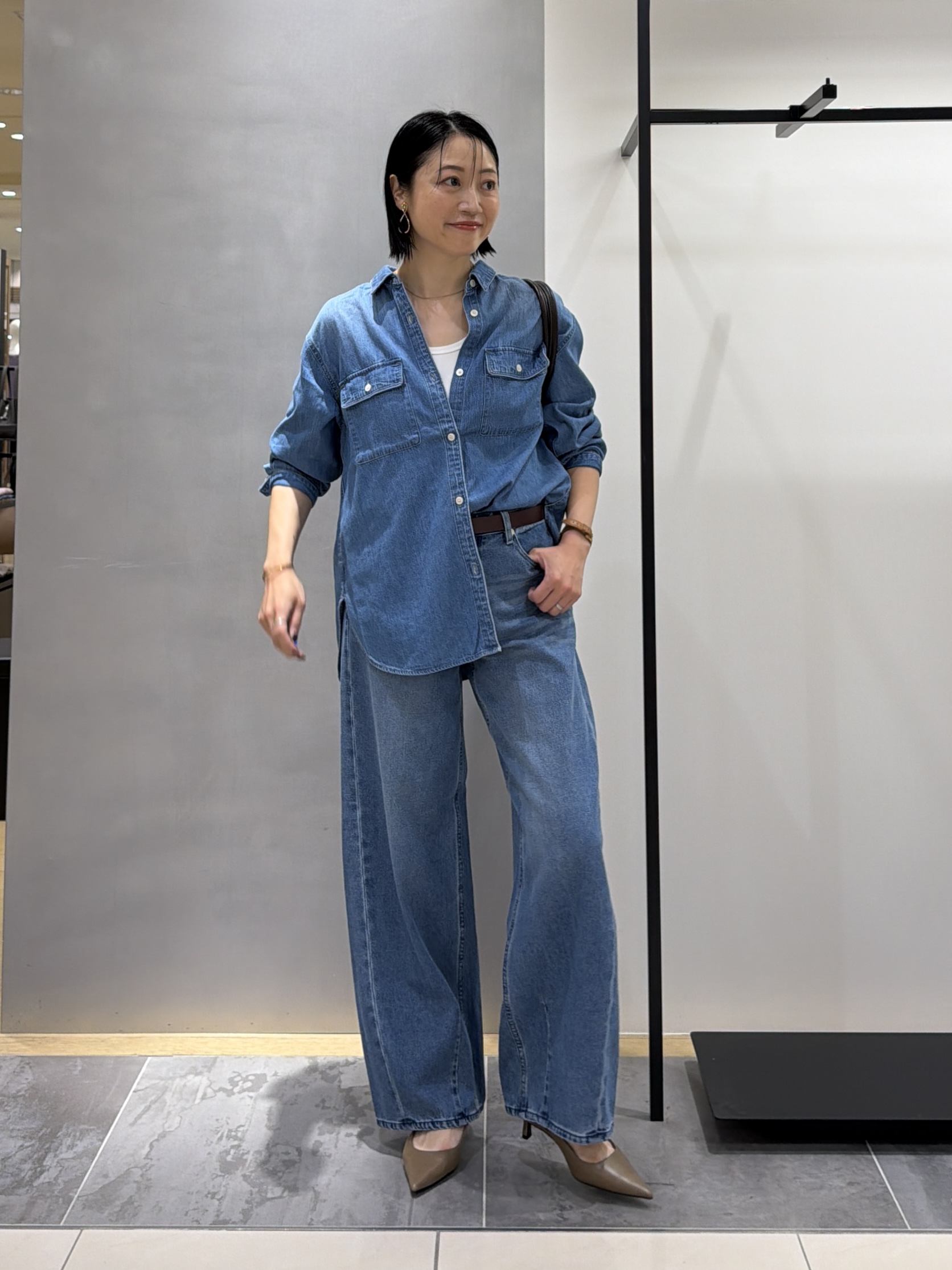 shihoさんの「INDIVI｜【洗える／体型カバー】ライトデニム ワークシャツ」を使ったコーディネート
