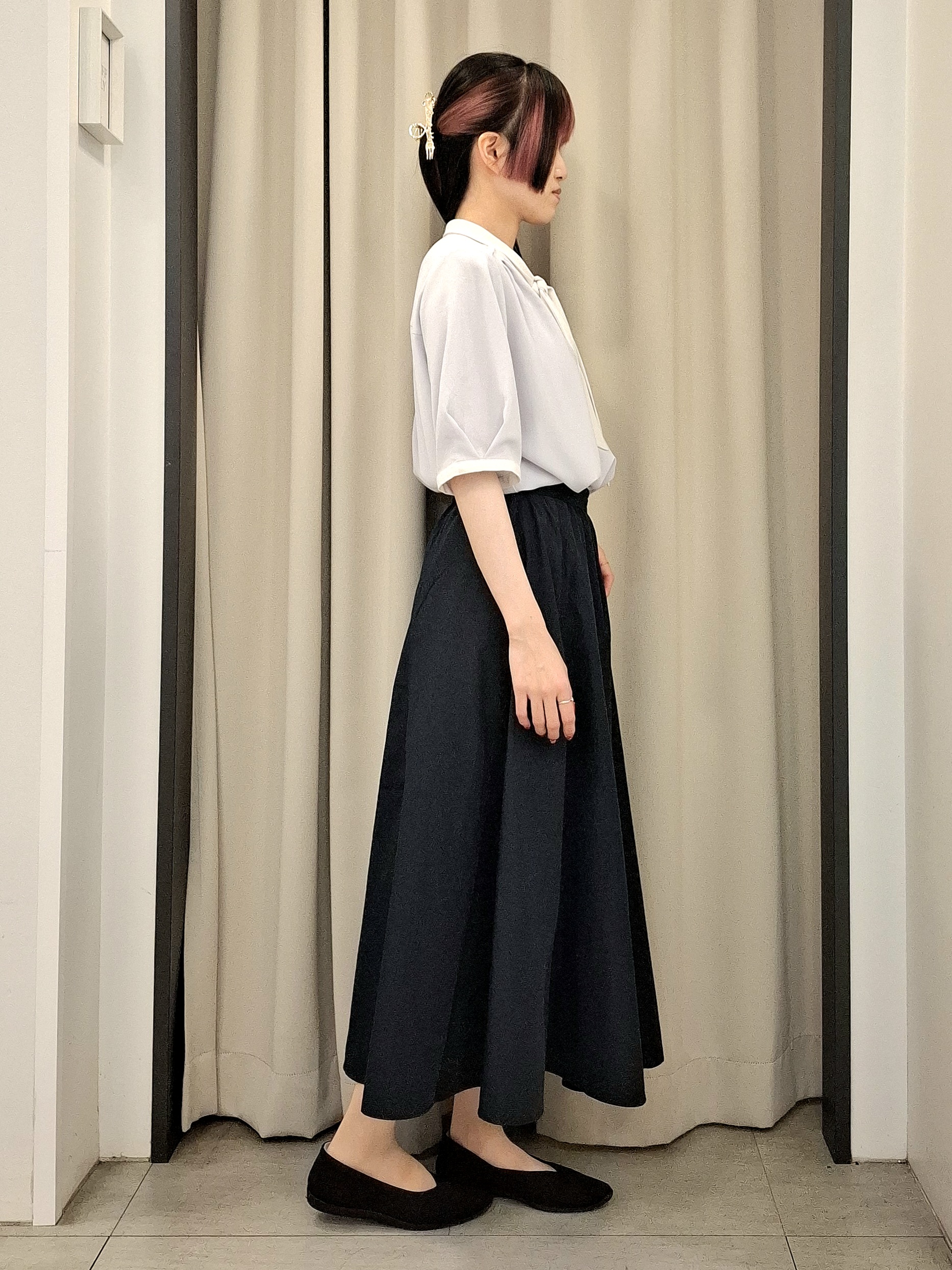 なーちゃんさんの「grove｜【洗濯機OK/シワになりにくい】1枚で華やぐ配色ボウタイブラウス」を使ったコーディネート