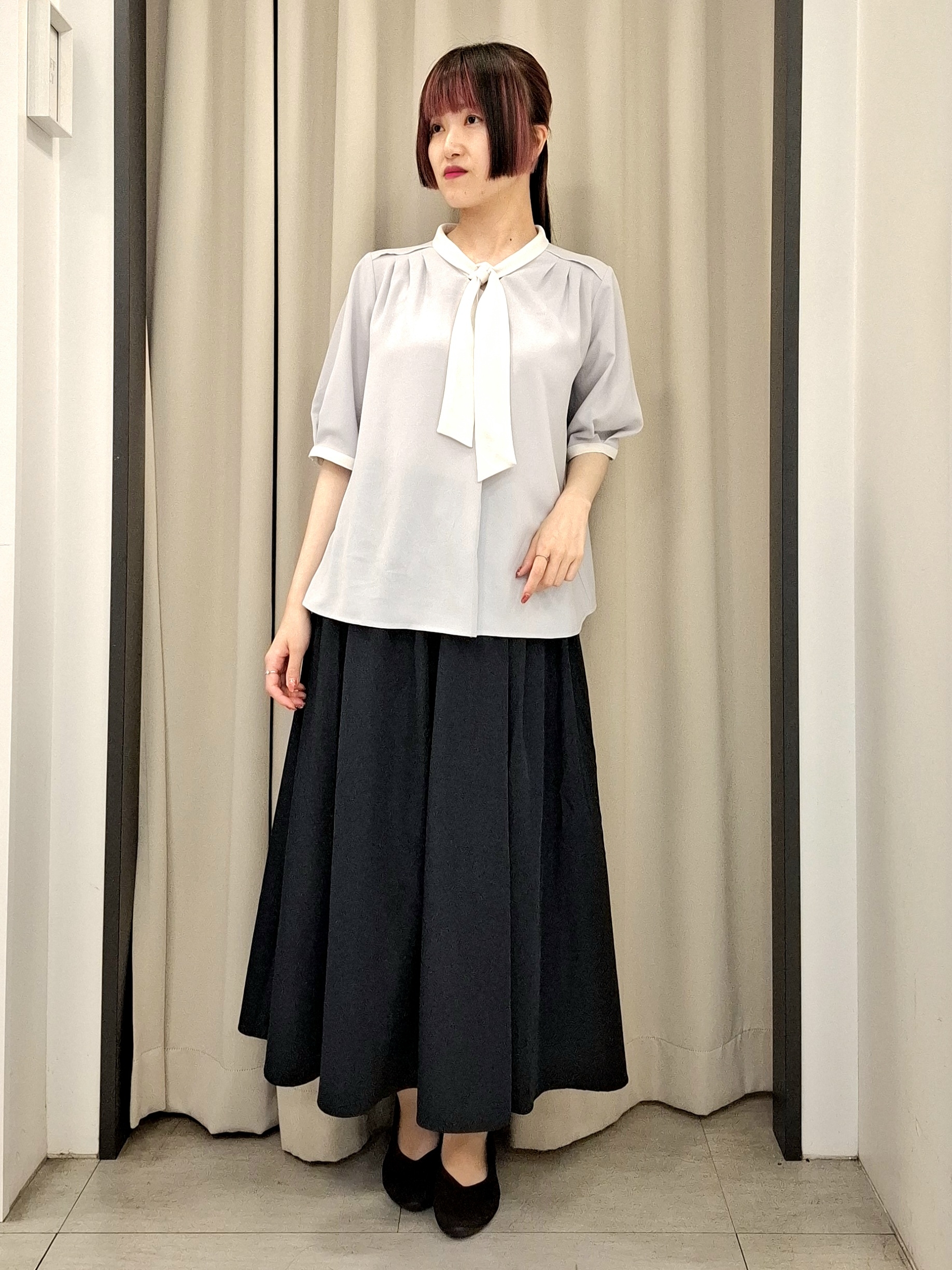 なーちゃんさんの「grove｜【洗濯機OK/シワになりにくい】1枚で華やぐ配色ボウタイブラウス」を使ったコーディネート