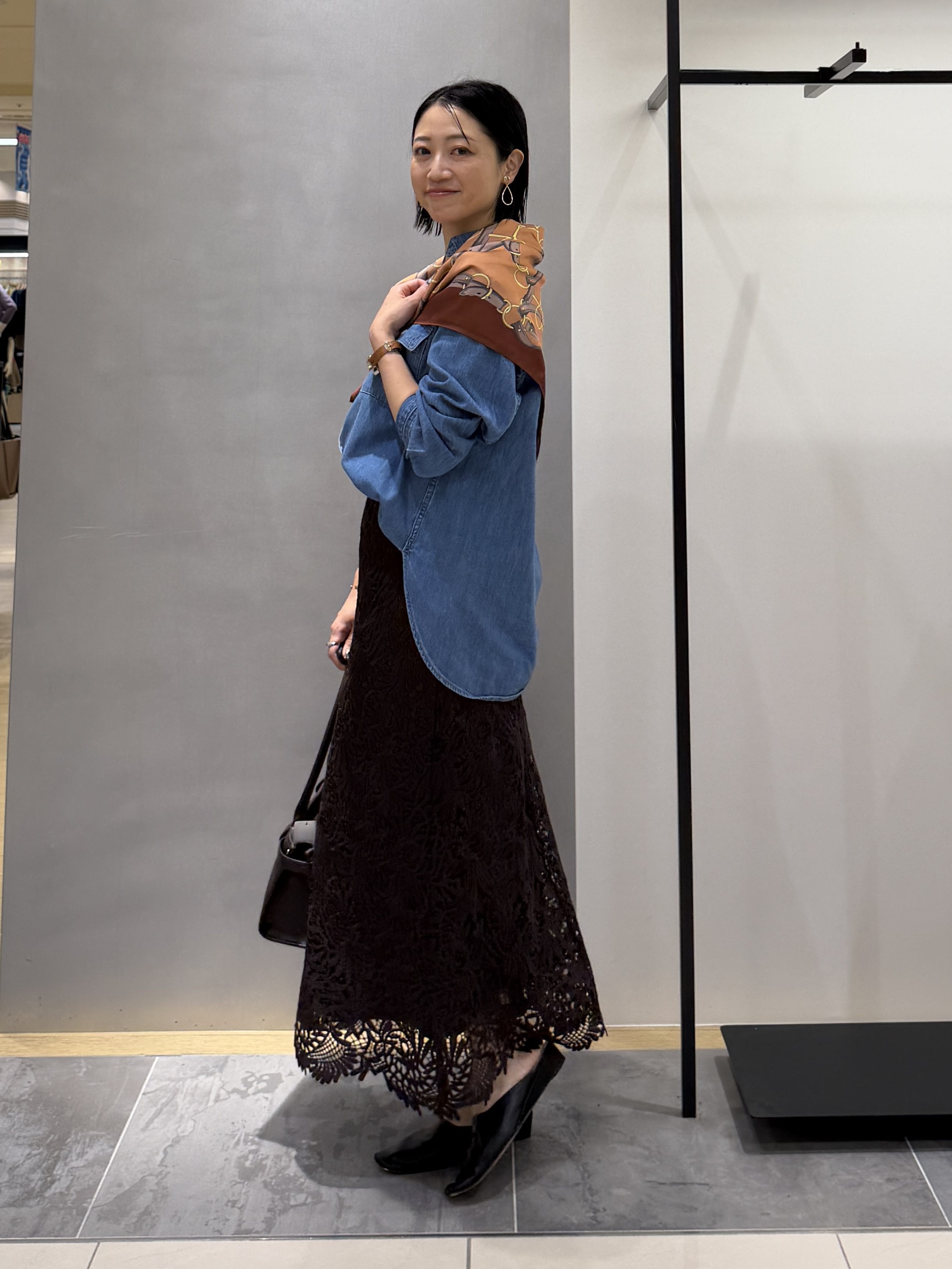 shihoさんの「INDIVI｜【洗える／体型カバー】ライトデニム ワークシャツ」を使ったコーディネート