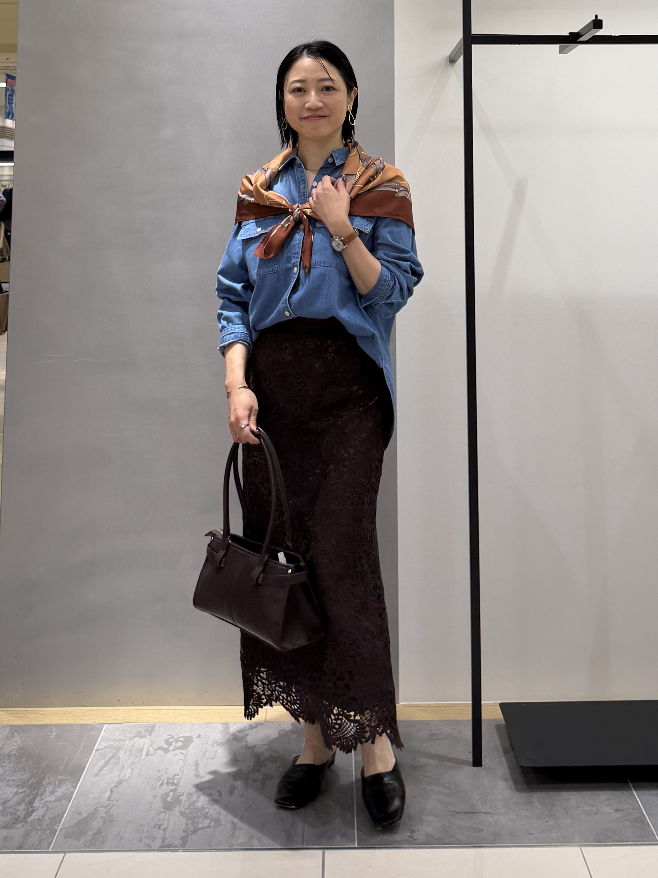 shihoさんの「INDIVI｜【洗える／体型カバー】ライトデニム ワークシャツ」を使ったコーディネート