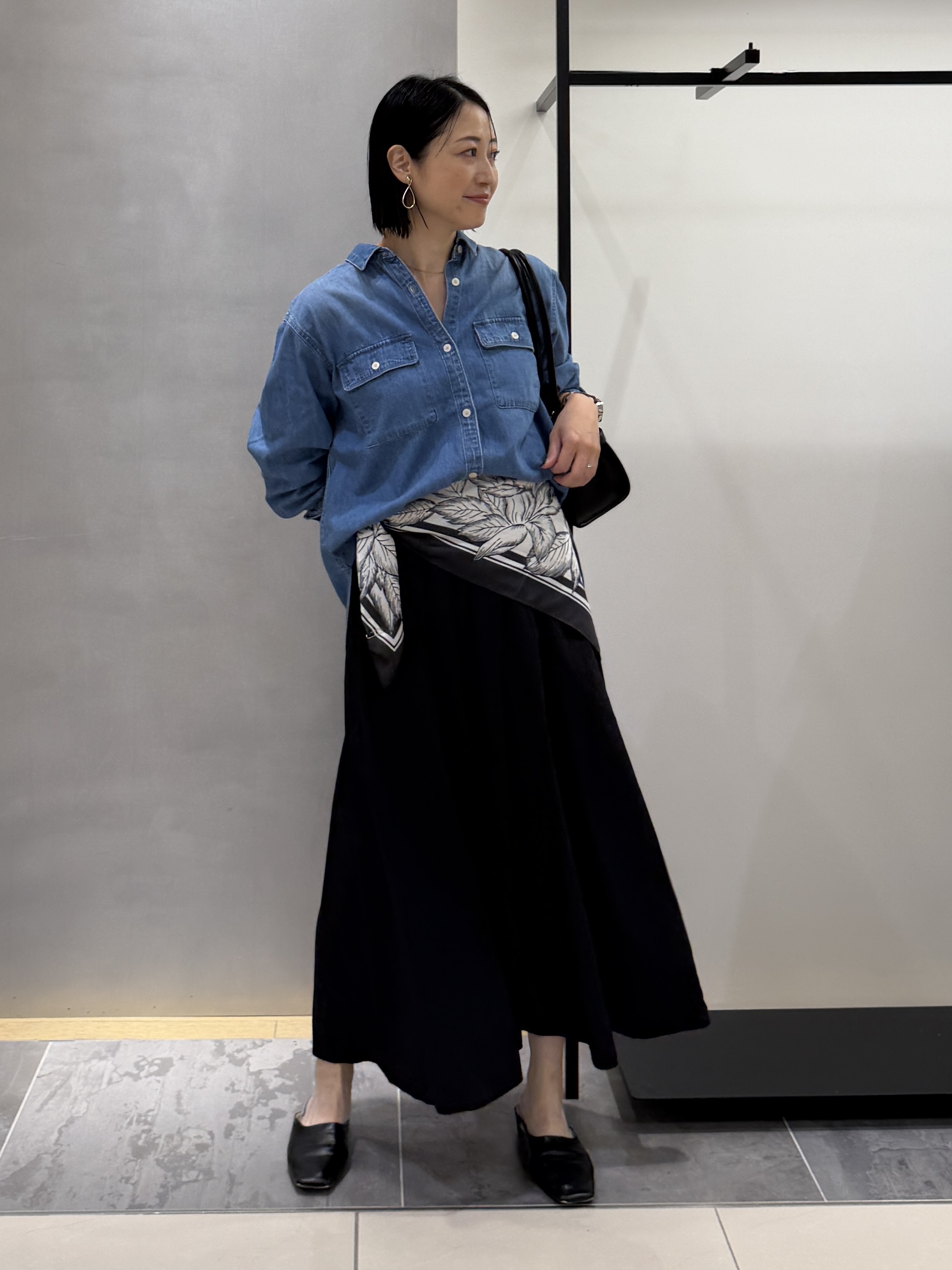shihoさんの「INDIVI｜【洗える／体型カバー】ライトデニム ワークシャツ」を使ったコーディネート