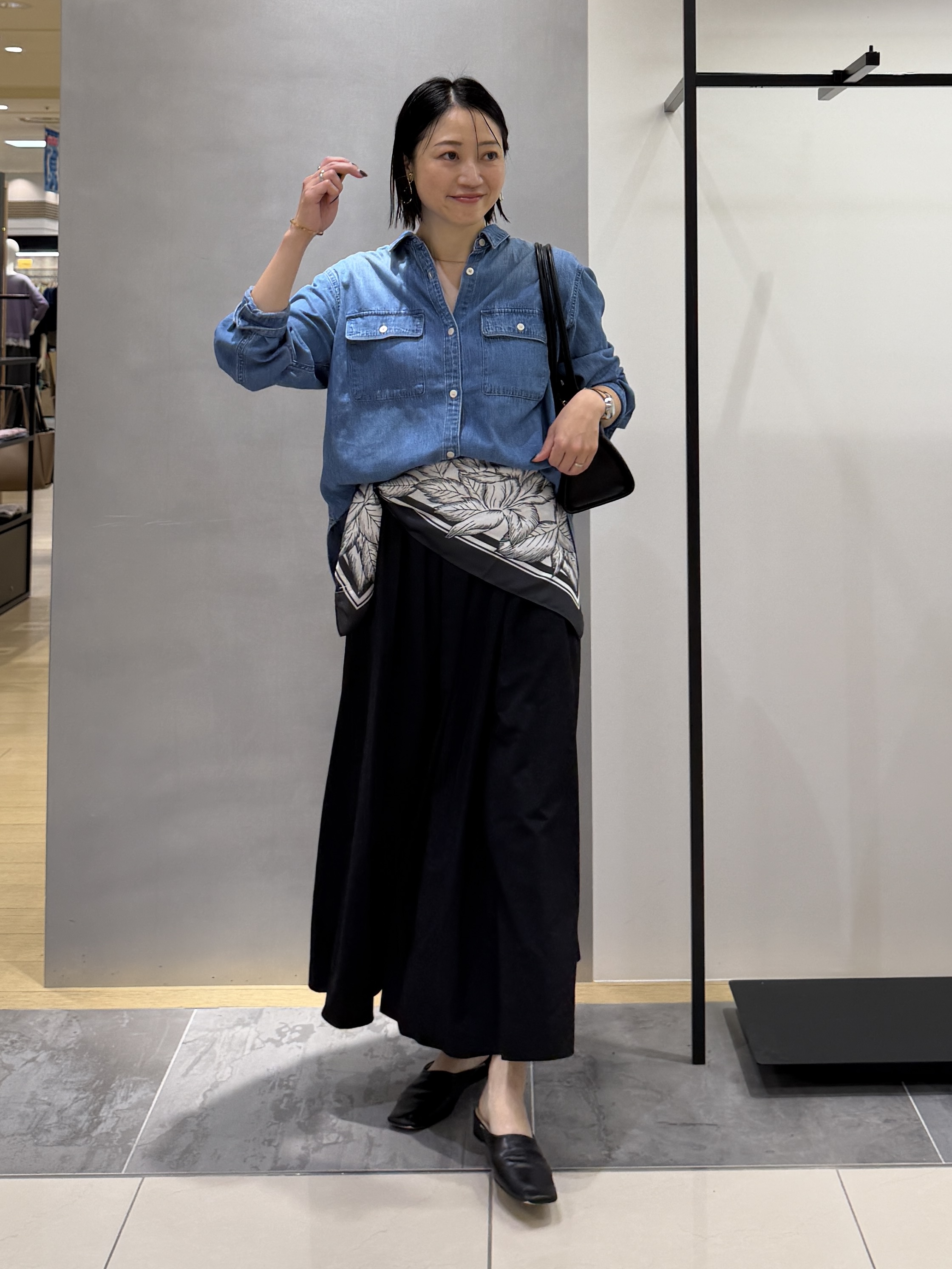 shihoさんの「INDIVI｜【洗える／体型カバー】ライトデニム ワークシャツ」を使ったコーディネート