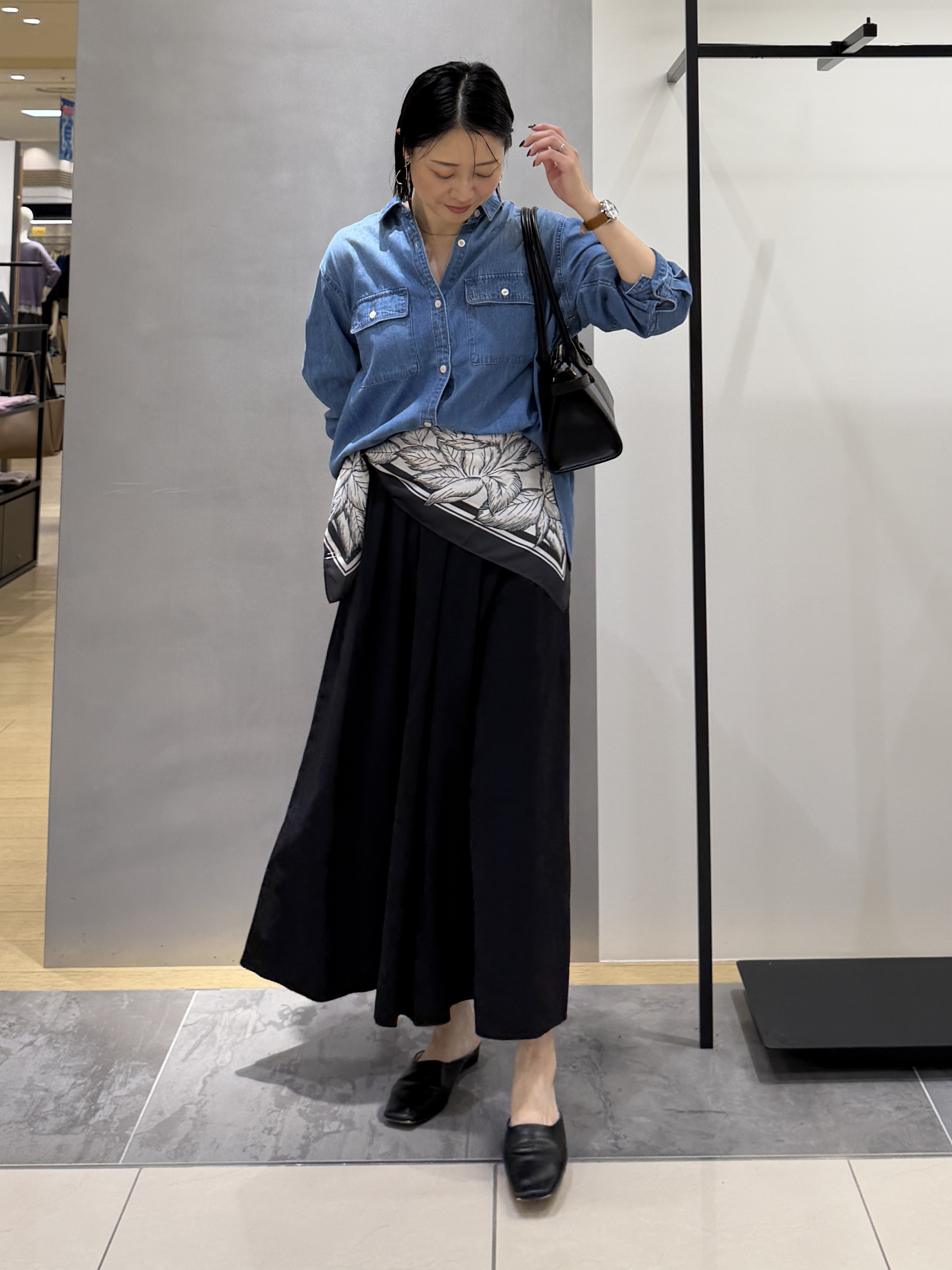 shihoさんの「INDIVI｜【洗える／体型カバー】ライトデニム ワークシャツ」を使ったコーディネート