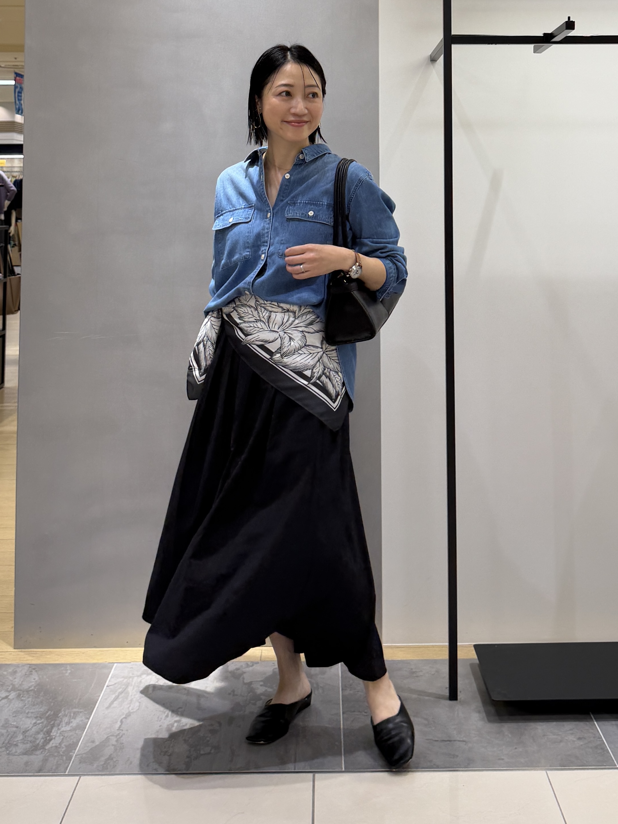 shihoさんの「INDIVI｜【洗える／体型カバー】ライトデニム ワークシャツ」を使ったコーディネート
