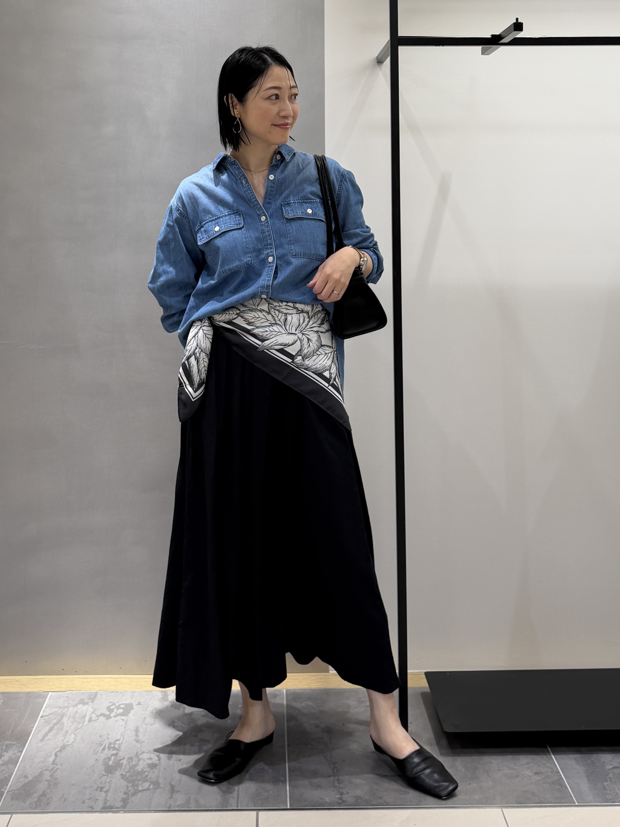shihoさんの「INDIVI｜【洗える／体型カバー】ライトデニム ワークシャツ」を使ったコーディネート