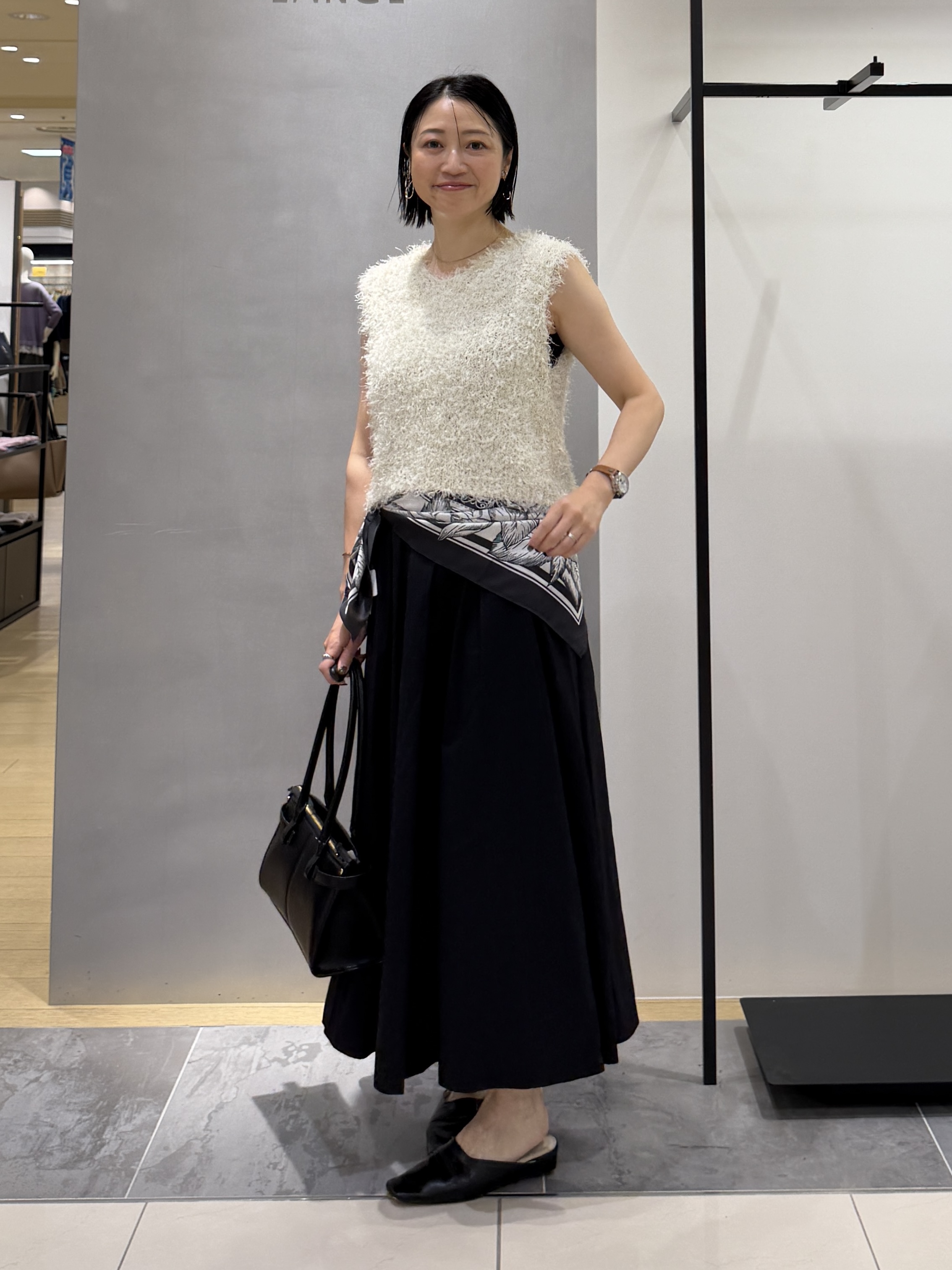 shihoさんの「INDIVI｜【洗える】ファンシーヤーンVネックニットベスト」を使ったコーディネート