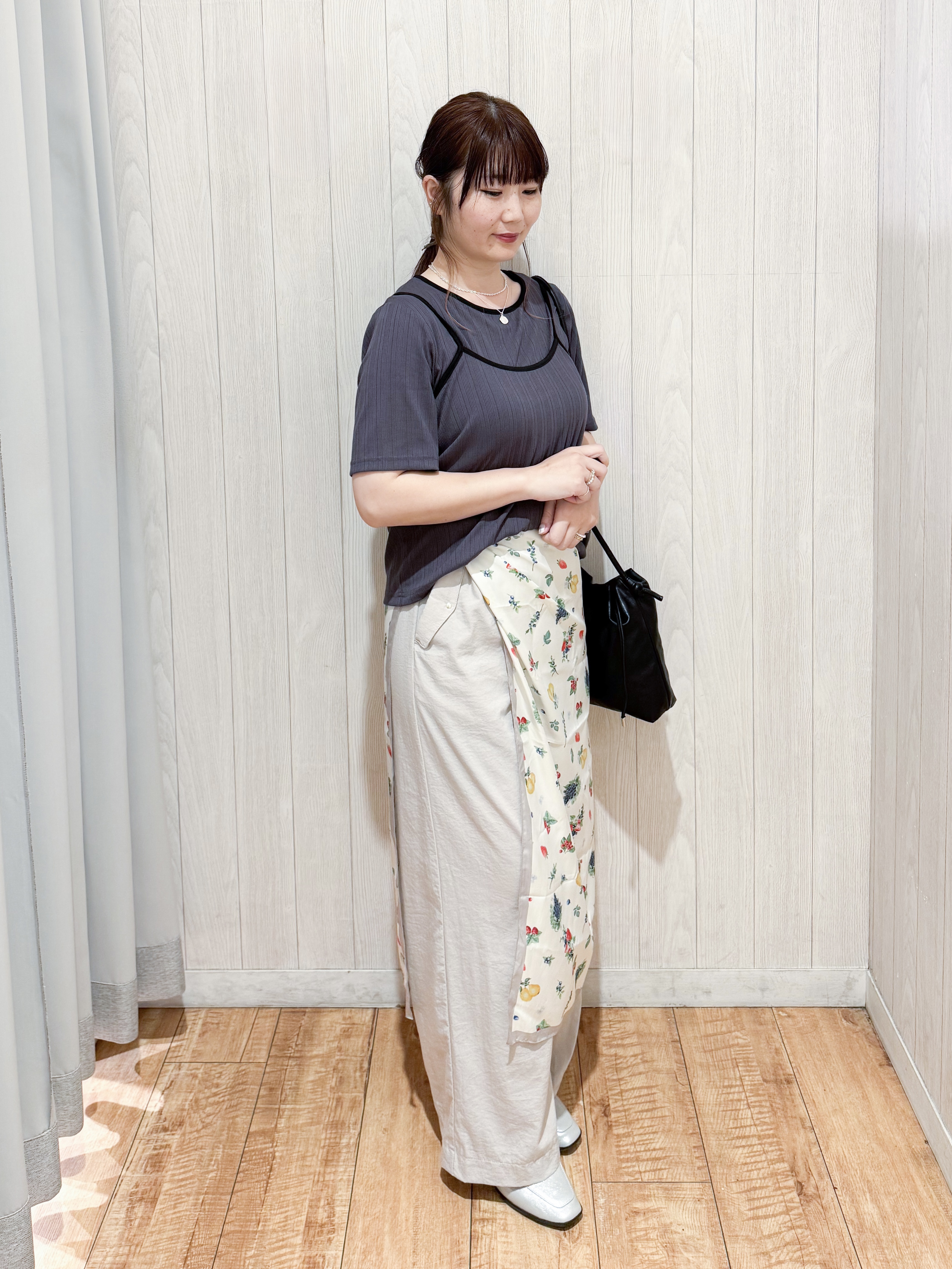 愛さんの「SHOO･LA･RUE｜【2点セット】ランダムテレコで細見え  配色使いTシャツ+キャミソール」を使ったコーディネート