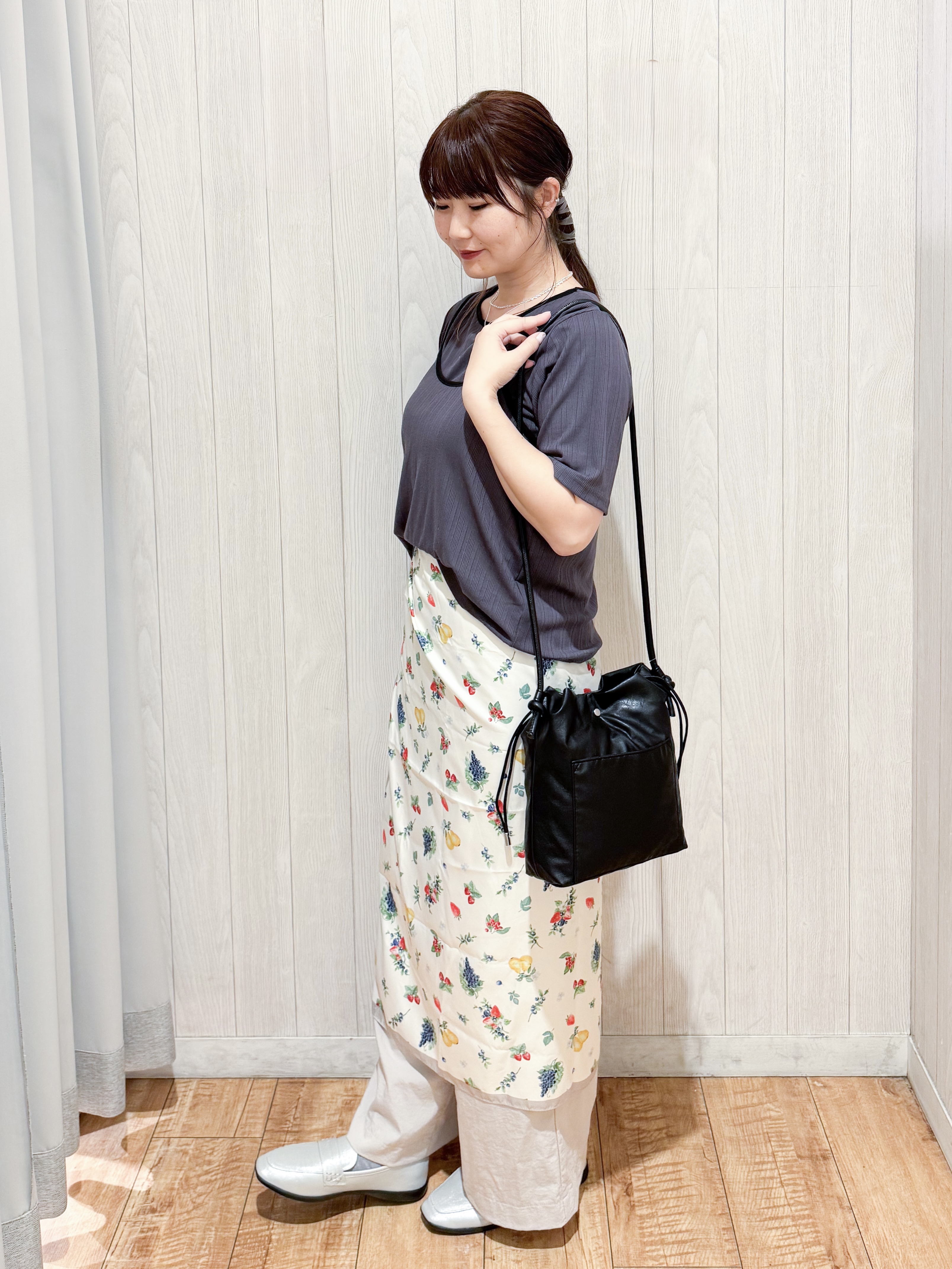 愛さんの「SHOO･LA･RUE｜【2点セット】ランダムテレコで細見え  配色使いTシャツ+キャミソール」を使ったコーディネート