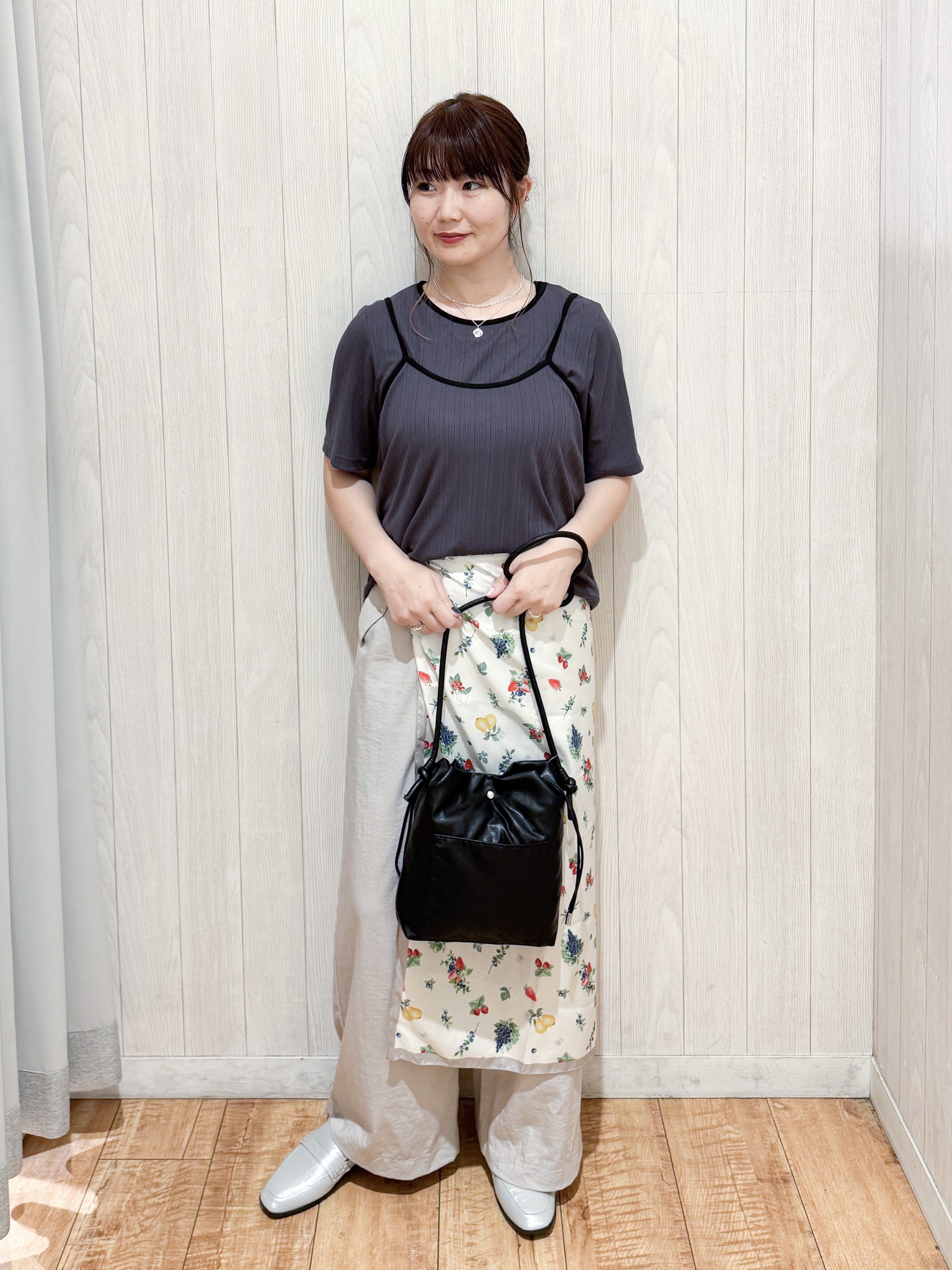 愛さんの「SHOO･LA･RUE｜【2点セット】ランダムテレコで細見え  配色使いTシャツ+キャミソール」を使ったコーディネート
