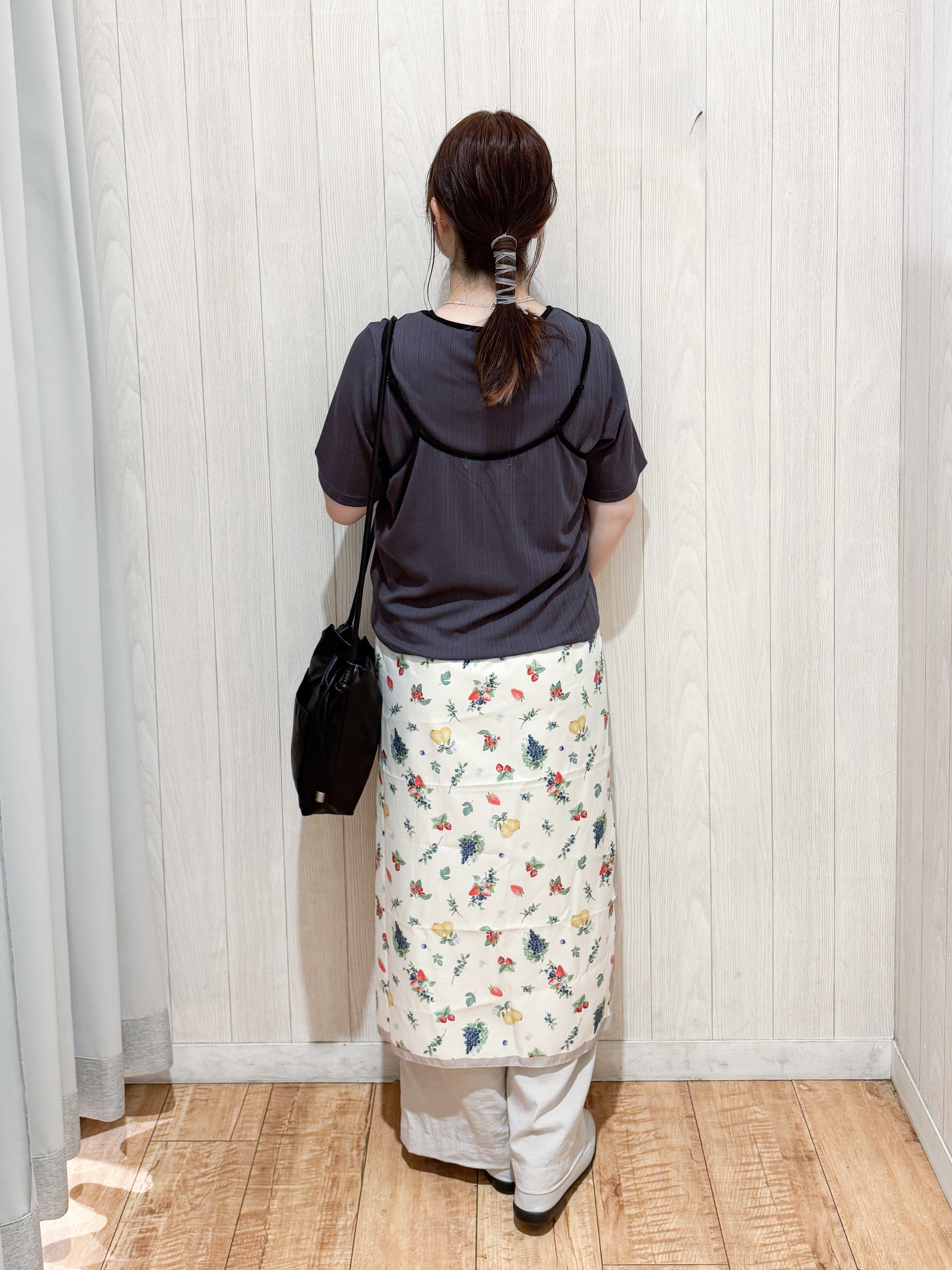 愛さんの「SHOO･LA･RUE｜【2点セット】ランダムテレコで細見え  配色使いTシャツ+キャミソール」を使ったコーディネート
