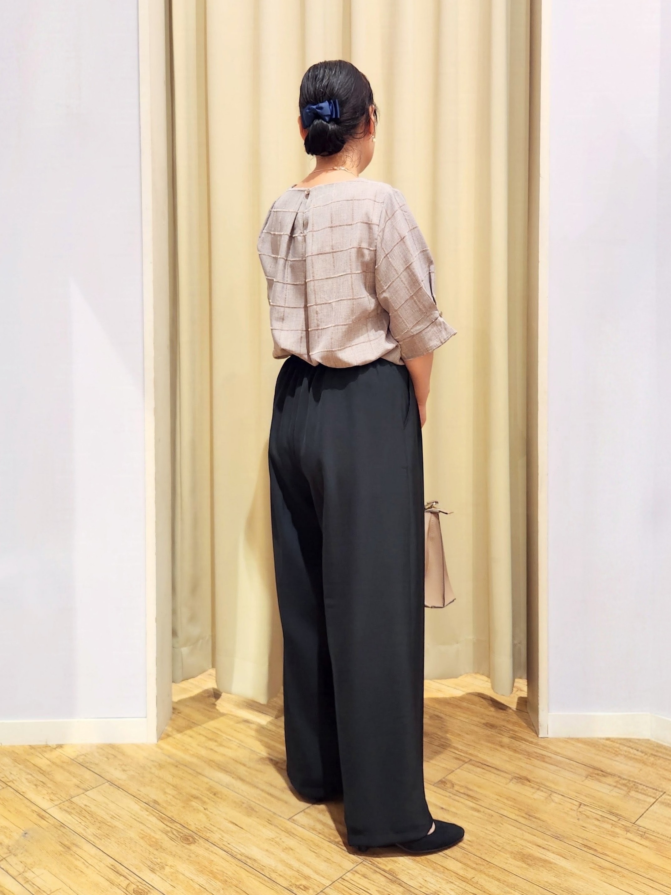 くまさんの「SHOO･LA･RUE｜【セットアップ可/S-LL】夏でも感じられる秋気分 モールチェックタックスリーブ ブラウス」を使ったコーディネート