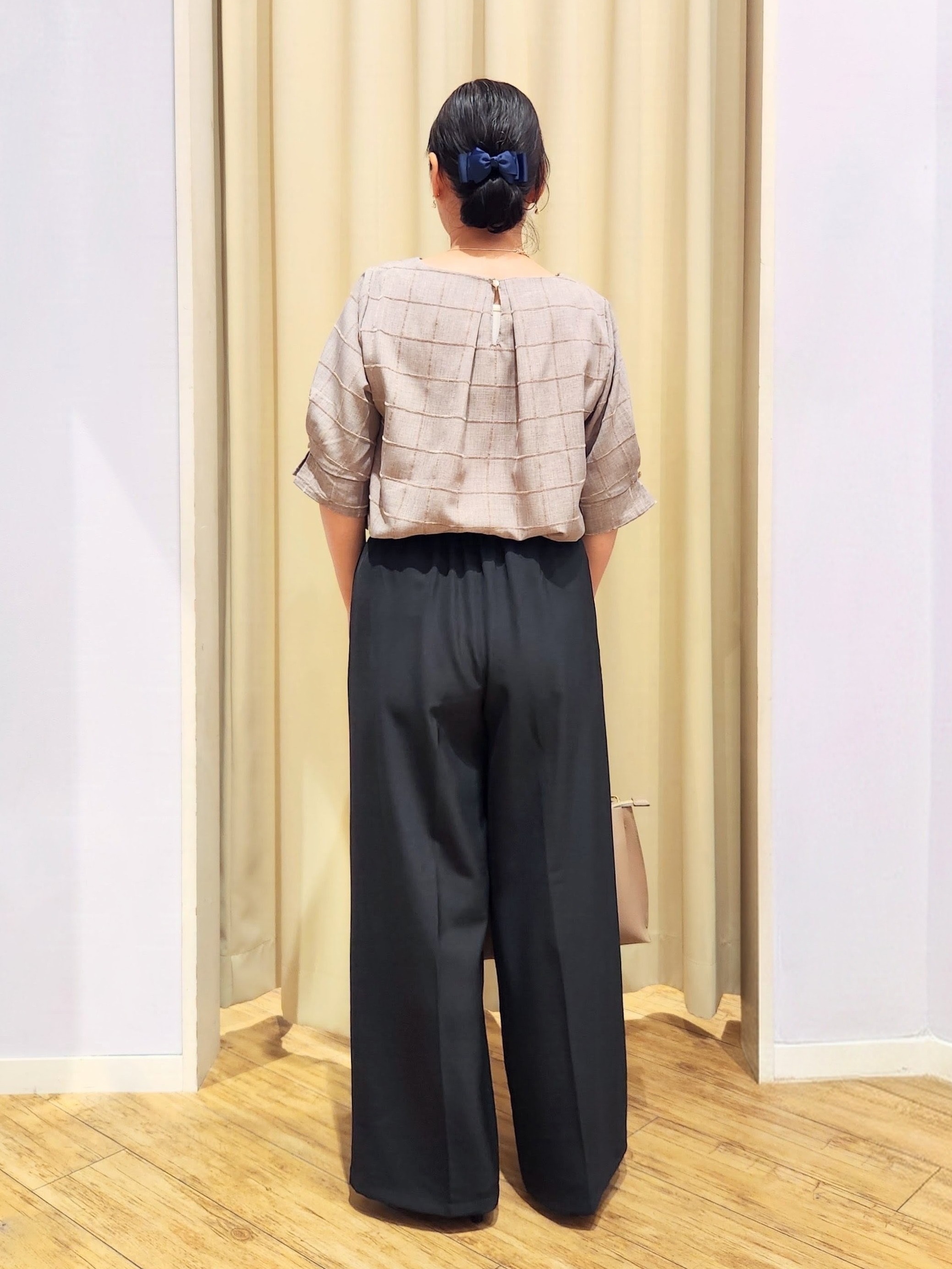 くまさんの「SHOO･LA･RUE｜【セットアップ可/S-LL】夏でも感じられる秋気分 モールチェックタックスリーブ ブラウス」を使ったコーディネート