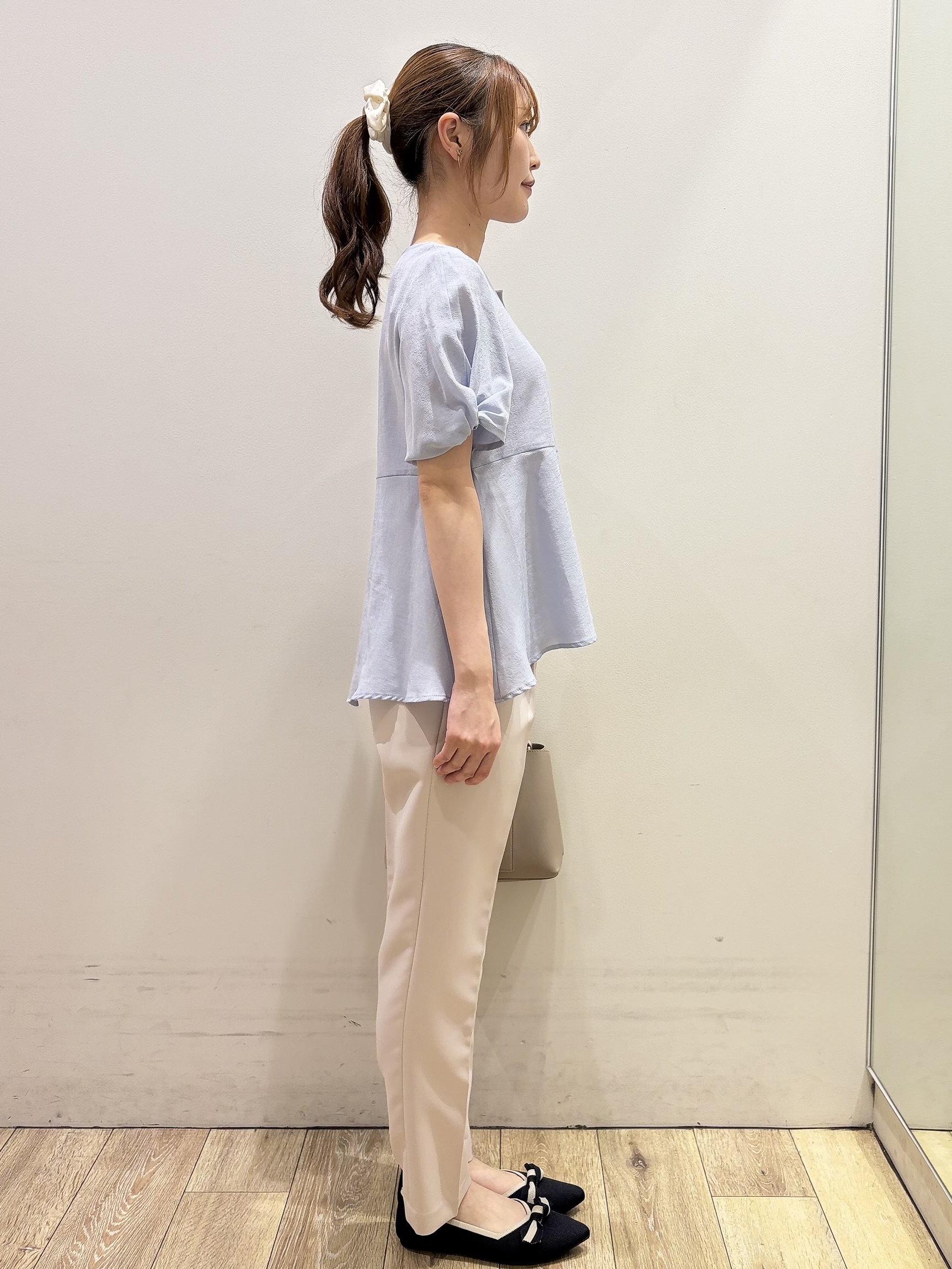 MOMOさんの「index｜【接触冷感／吸水速乾】キーネックペプラムブラウス《洗濯機OK》」を使ったコーディネート