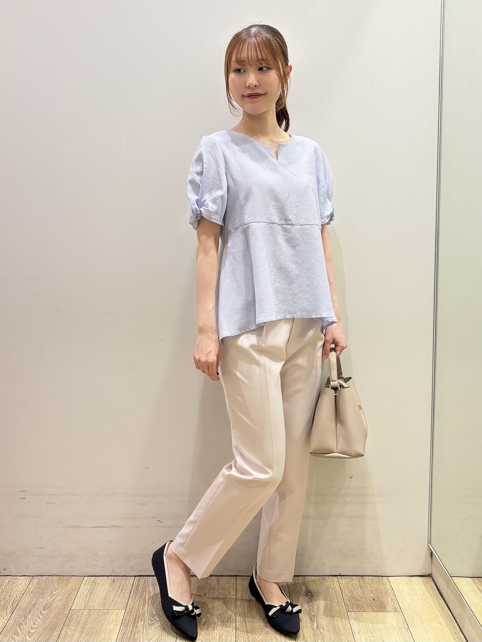 MOMOさんの「index｜【接触冷感／吸水速乾】キーネックペプラムブラウス《洗濯機OK》」を使ったコーディネート
