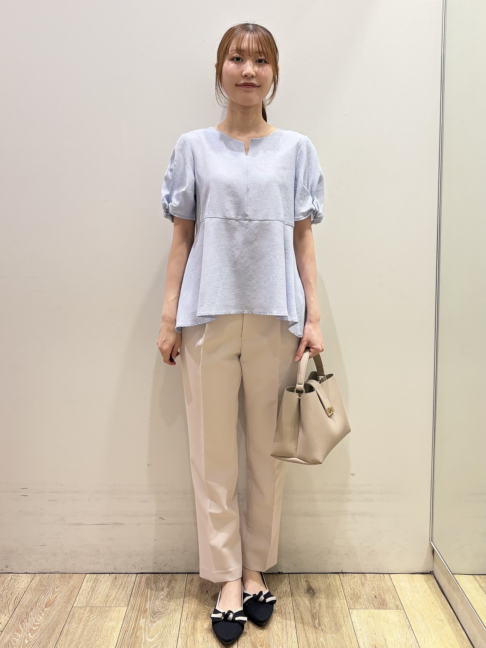 MOMOさんの「index｜【接触冷感／吸水速乾】キーネックペプラムブラウス《洗濯機OK》」を使ったコーディネート