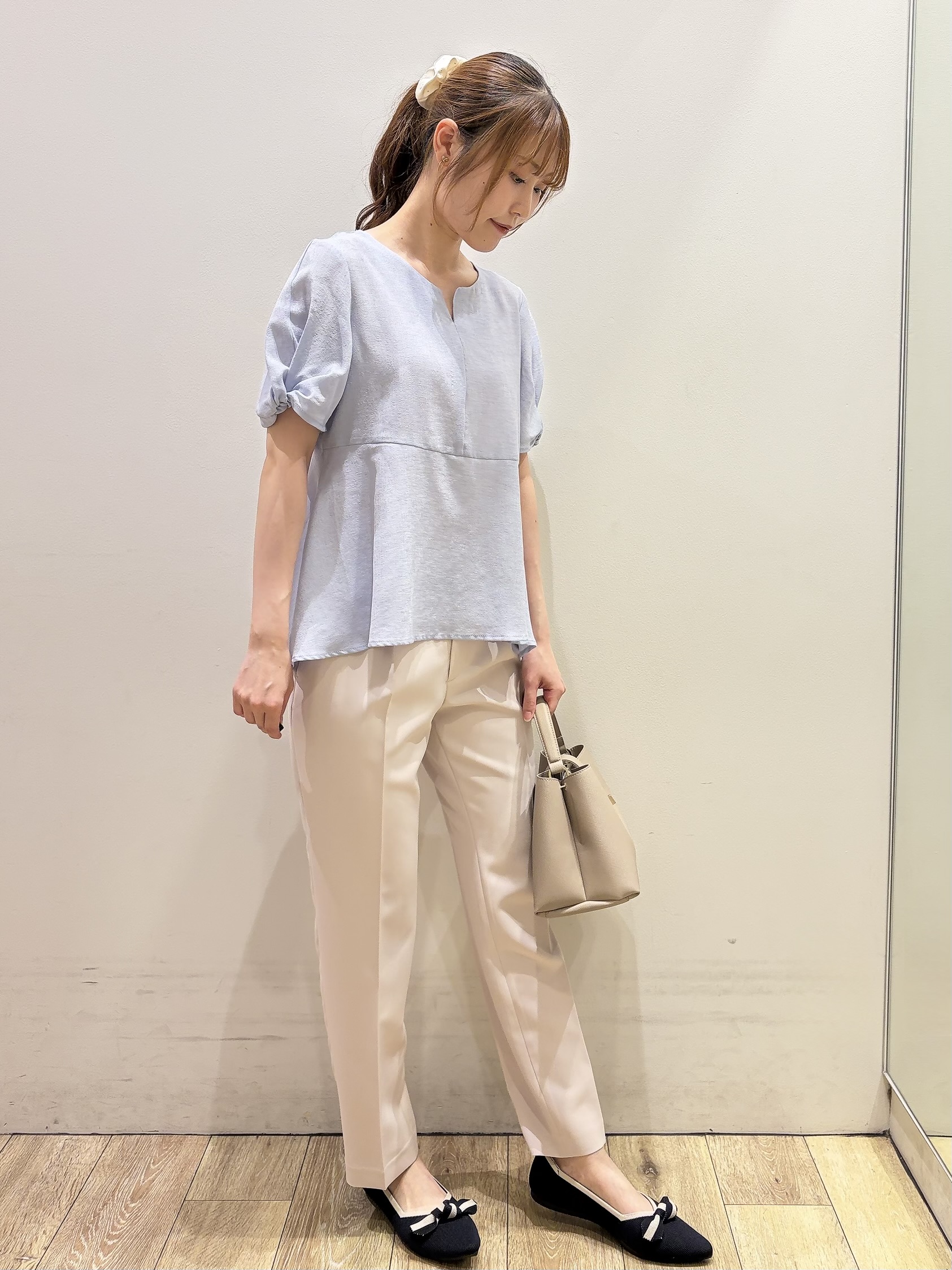 MOMOさんの「index｜【接触冷感／吸水速乾】キーネックペプラムブラウス《洗濯機OK》」を使ったコーディネート