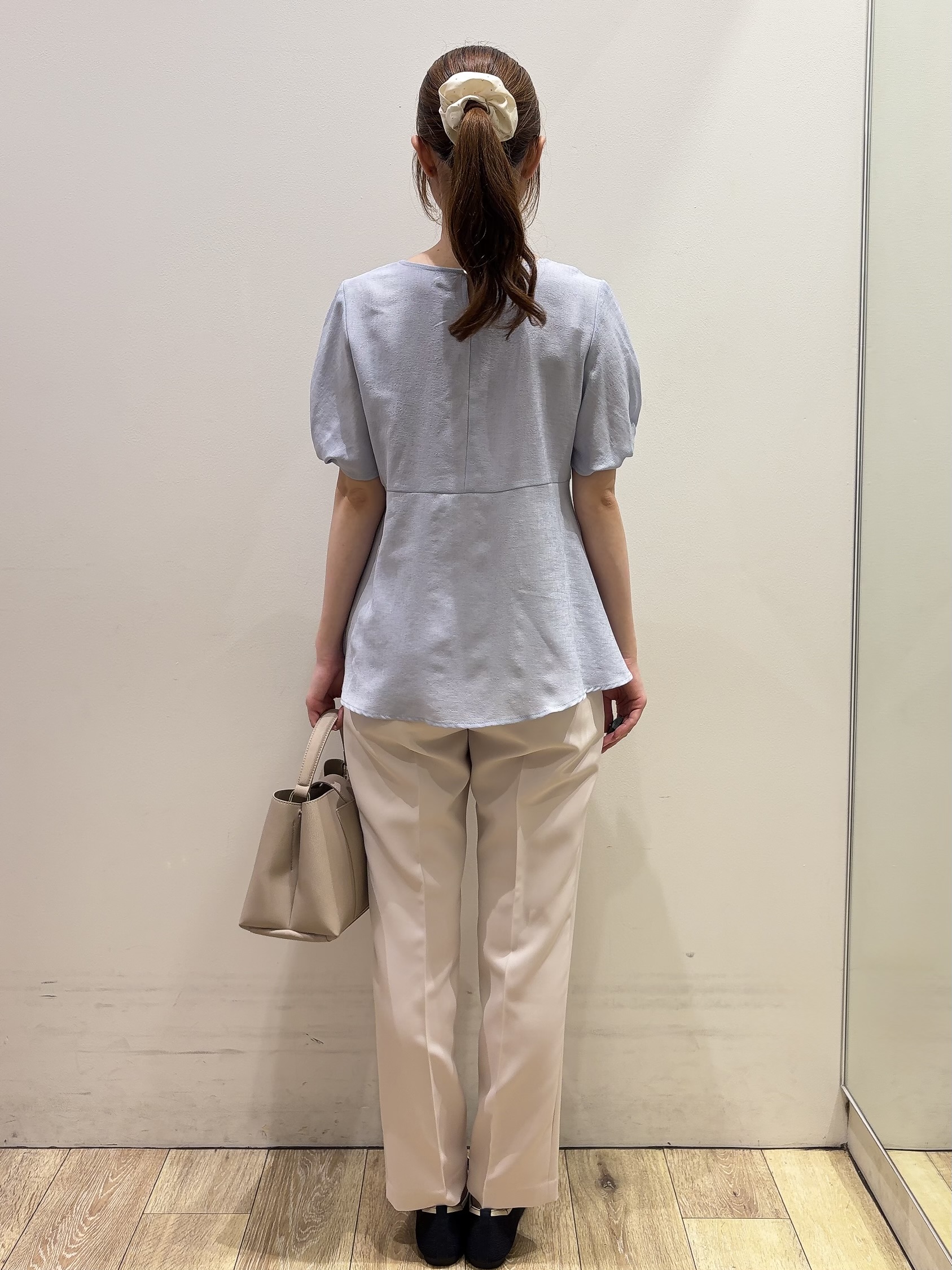 MOMOさんの「index｜【接触冷感／吸水速乾】キーネックペプラムブラウス《洗濯機OK》」を使ったコーディネート