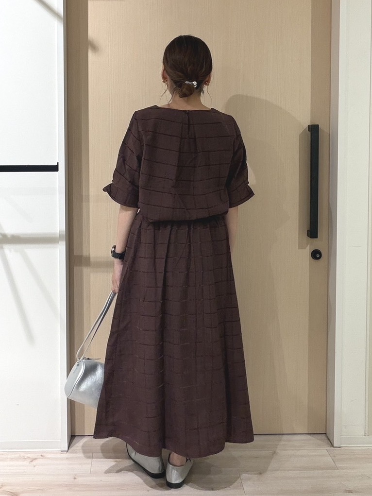 funafunaさんの「SHOO･LA･RUE｜【セットアップ可/S-LL】夏でも感じられる秋気分 モールチェックタックスリーブ ブラウス」を使ったコーディネート