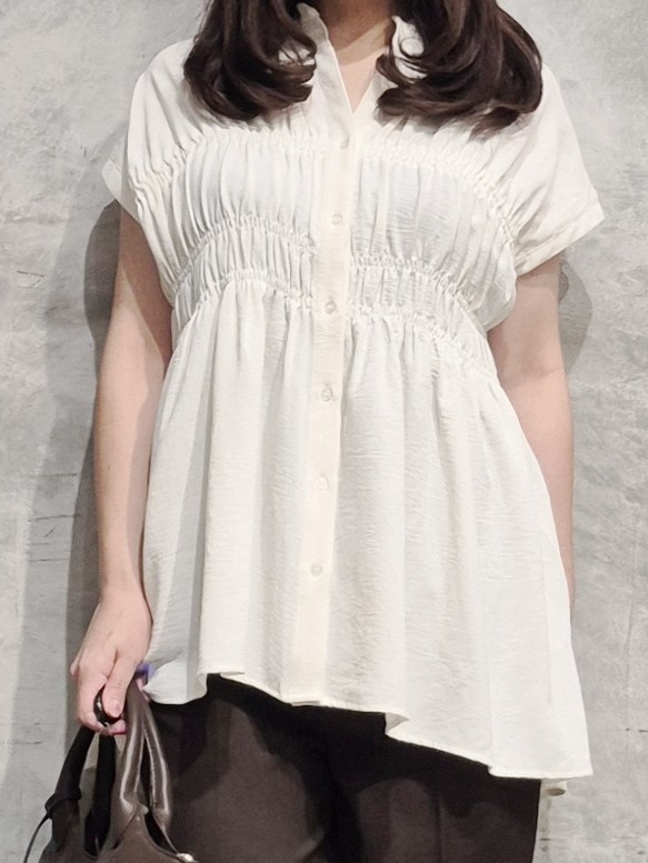 ひさえさんの「THE SHOP TK｜【夏に嬉しい多機能/体型カバー】ひんやりさらさら シャーリングブラウス」を使ったコーディネート