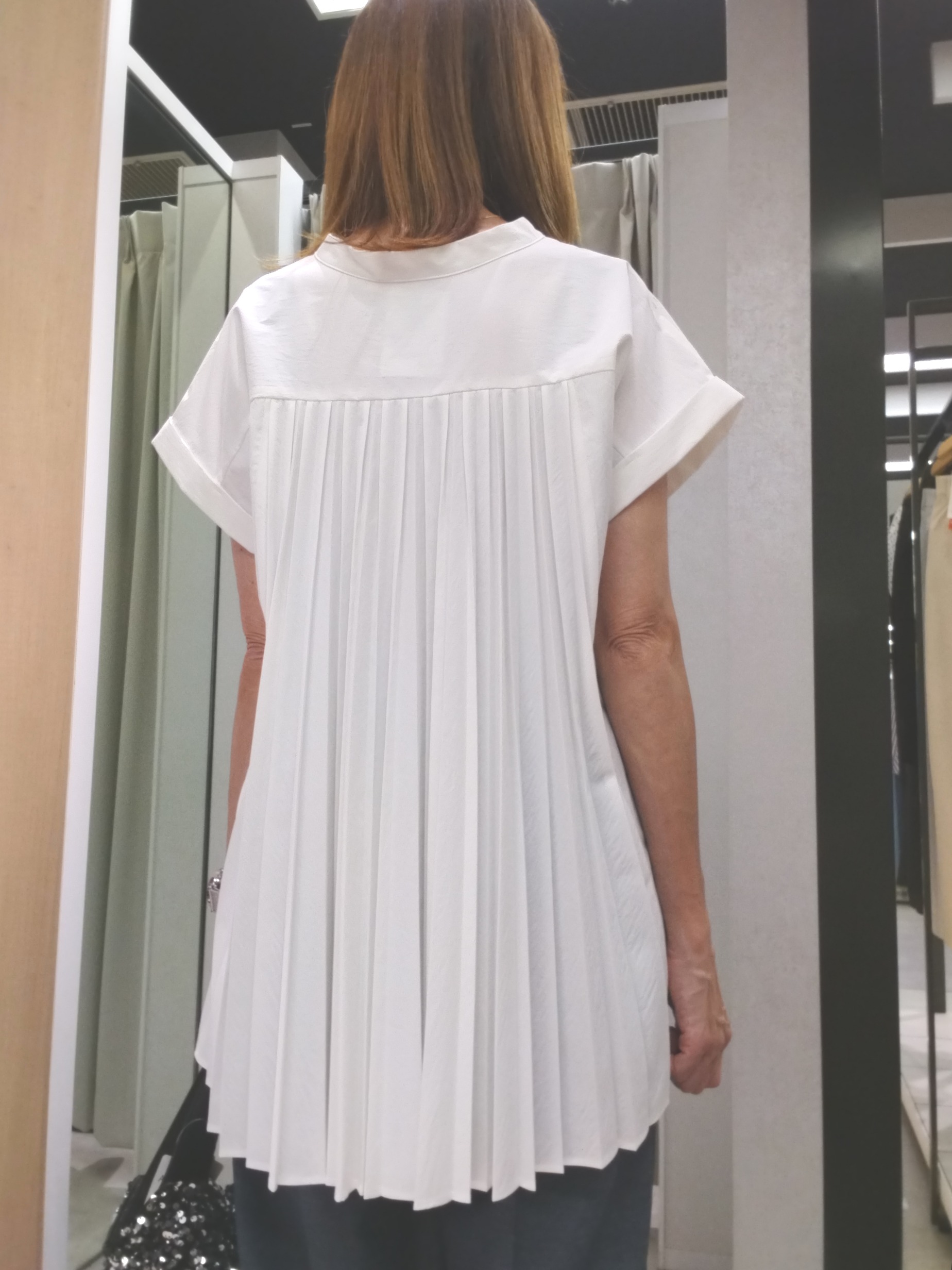 もりさんの「UNTITLED｜【吸水速乾/接触冷感】バックプリーツデザインブラウス」を使ったコーディネート