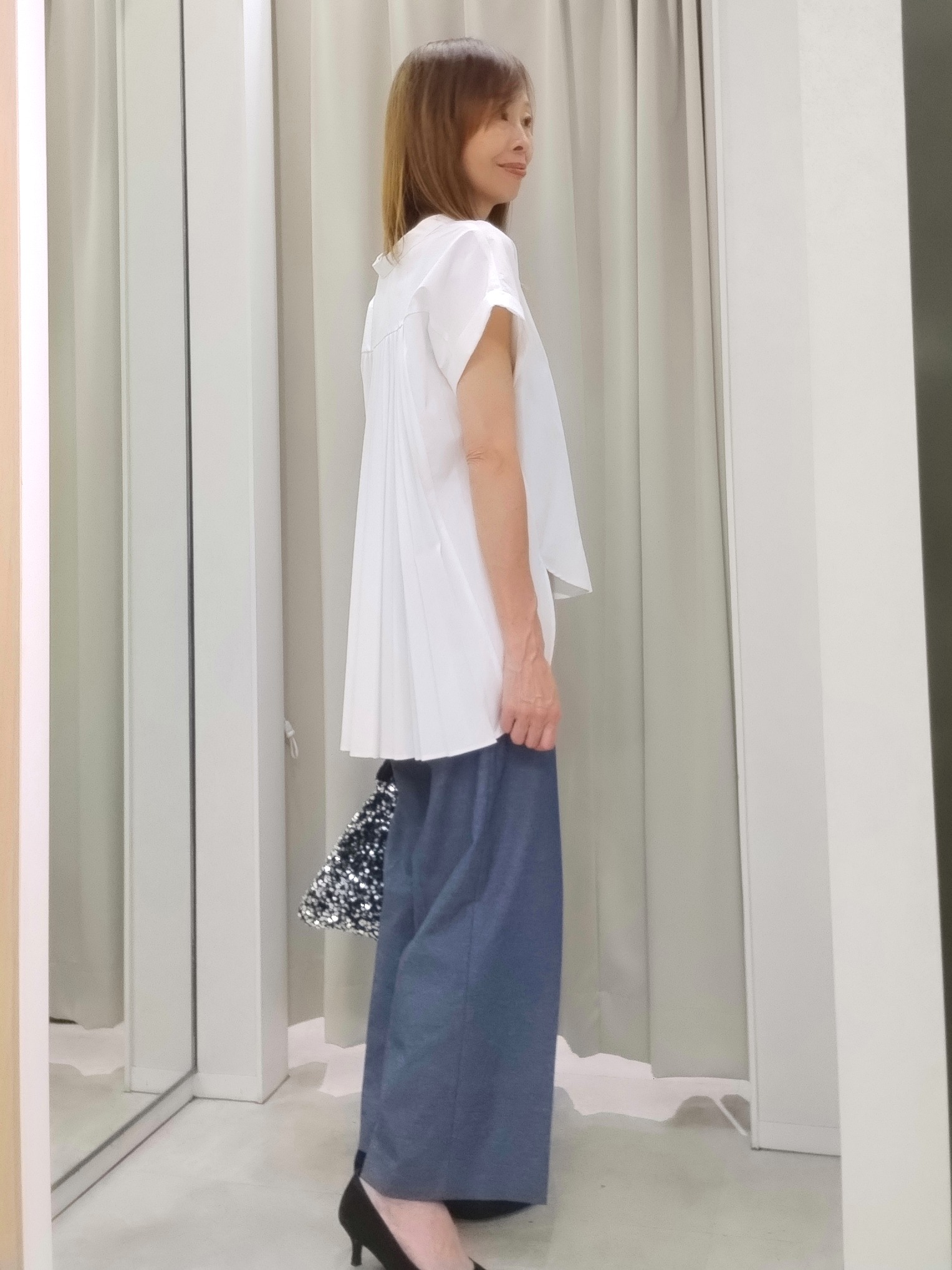 もりさんの「UNTITLED｜【吸水速乾/接触冷感】バックプリーツデザインブラウス」を使ったコーディネート