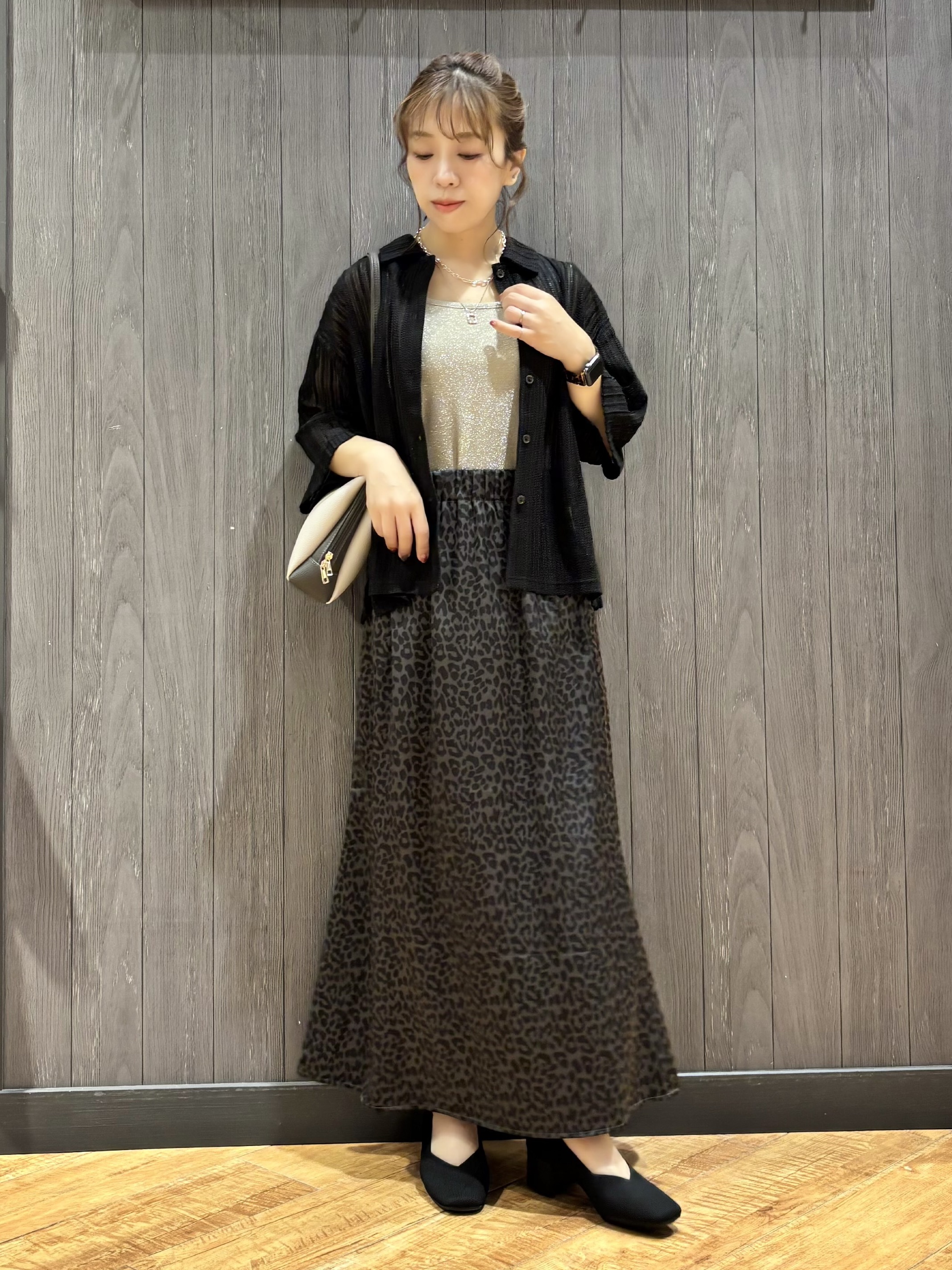meiさんの「SHOO･LA･RUE｜【洗濯機可/S-LL】軽やかで涼しげな 透かしレース風前開きシャツ」を使ったコーディネート