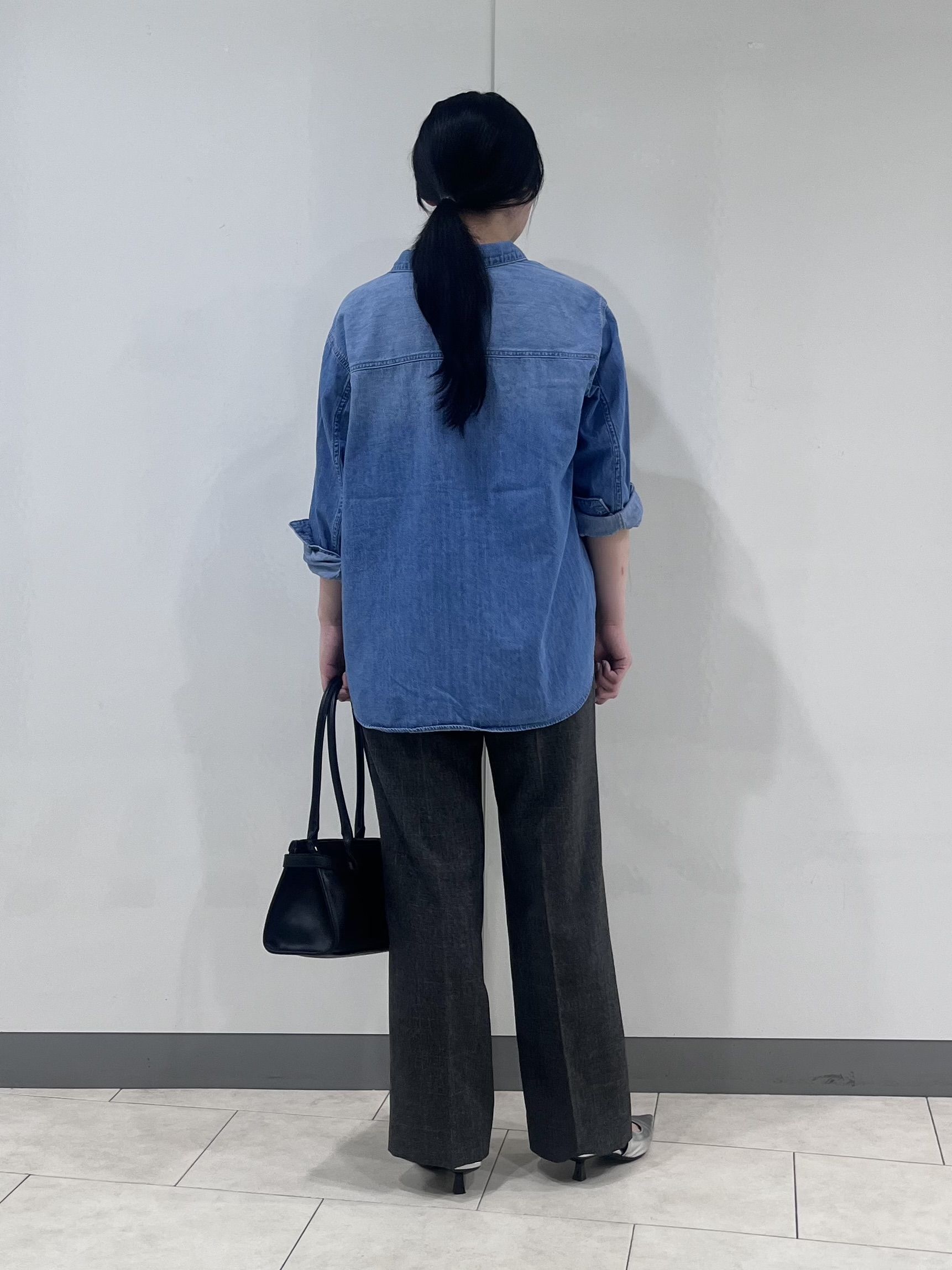 hasuさんの「INDIVI｜【洗える／体型カバー】ライトデニム ワークシャツ」を使ったコーディネート