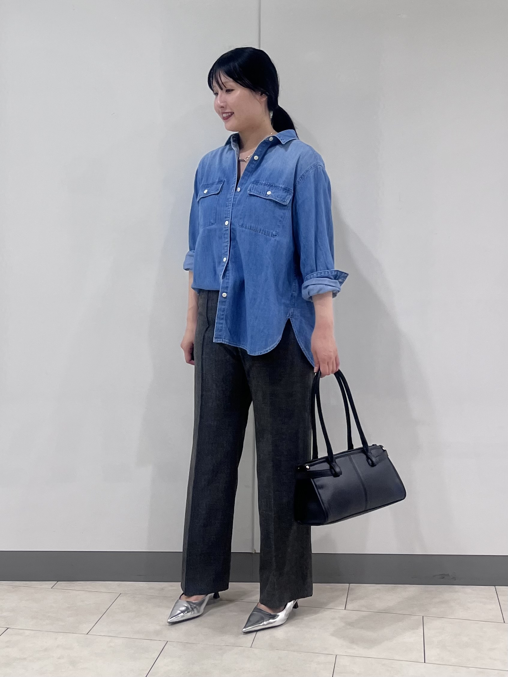 hasuさんの「INDIVI｜【洗える／体型カバー】ライトデニム ワークシャツ」を使ったコーディネート