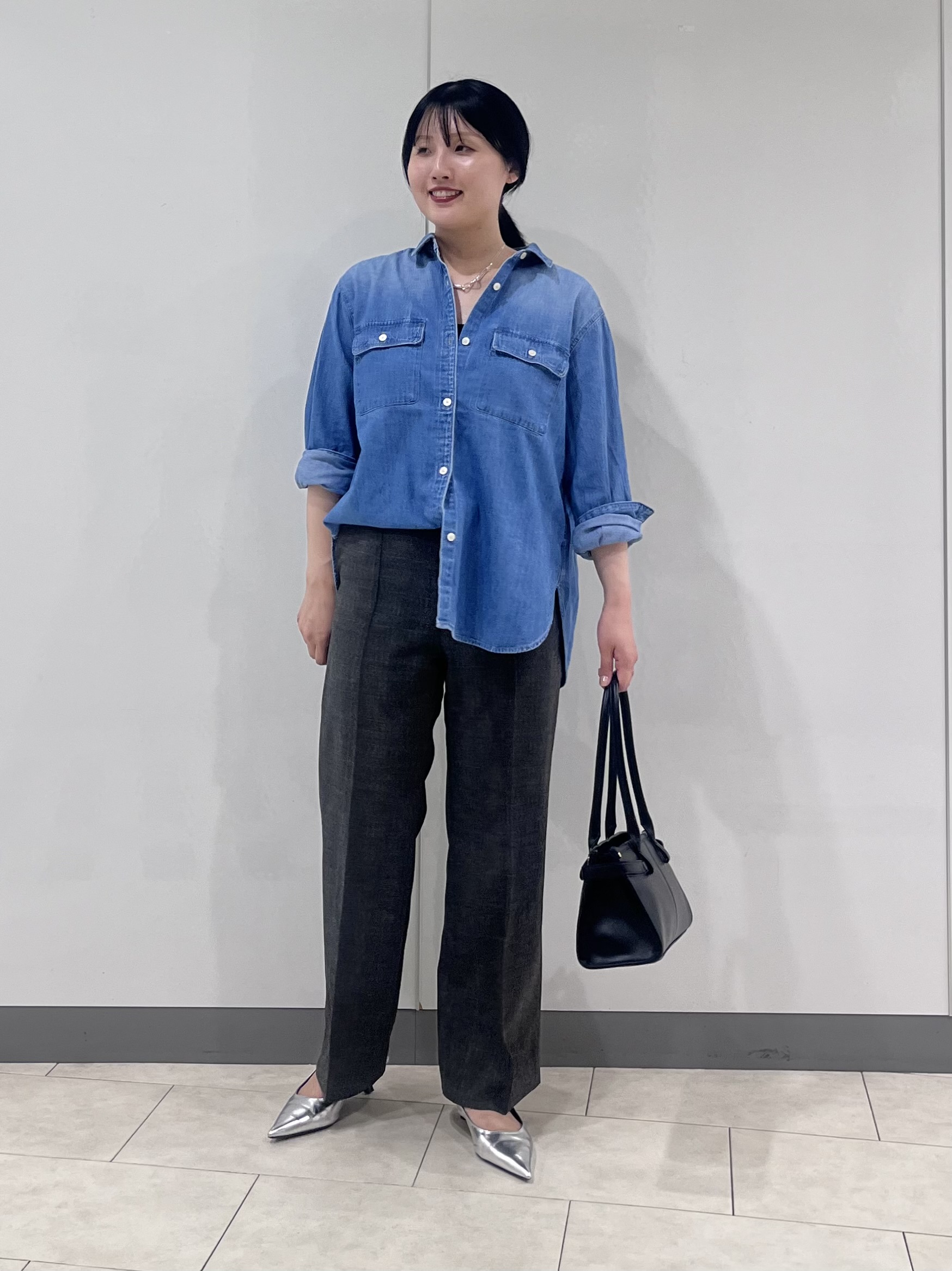 hasuさんの「INDIVI｜【洗える／体型カバー】ライトデニム ワークシャツ」を使ったコーディネート