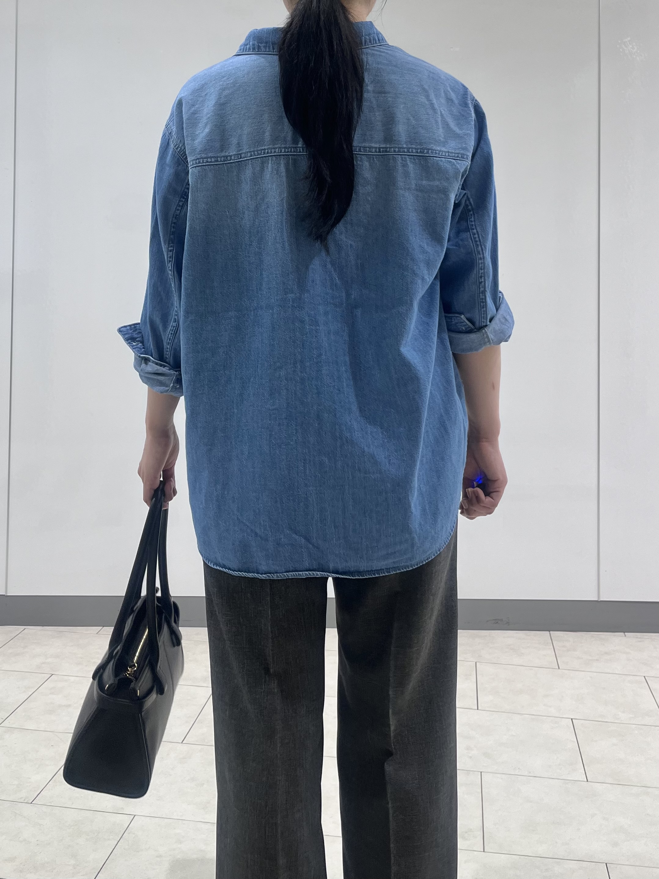 hasuさんの「INDIVI｜【洗える／体型カバー】ライトデニム ワークシャツ」を使ったコーディネート