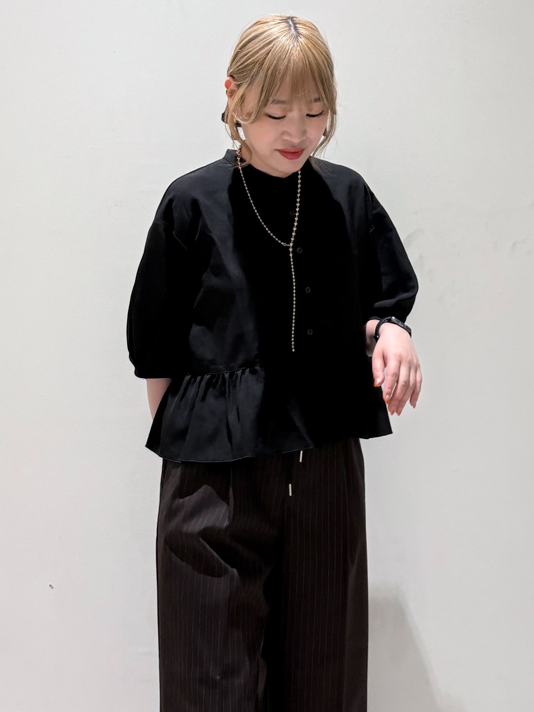 みきちぃさんの「OPAQUE.CLIP｜【UV／接触冷感／吸水速乾】フリルペプラムブラウス《防シワ／洗濯機OK》」を使ったコーディネート