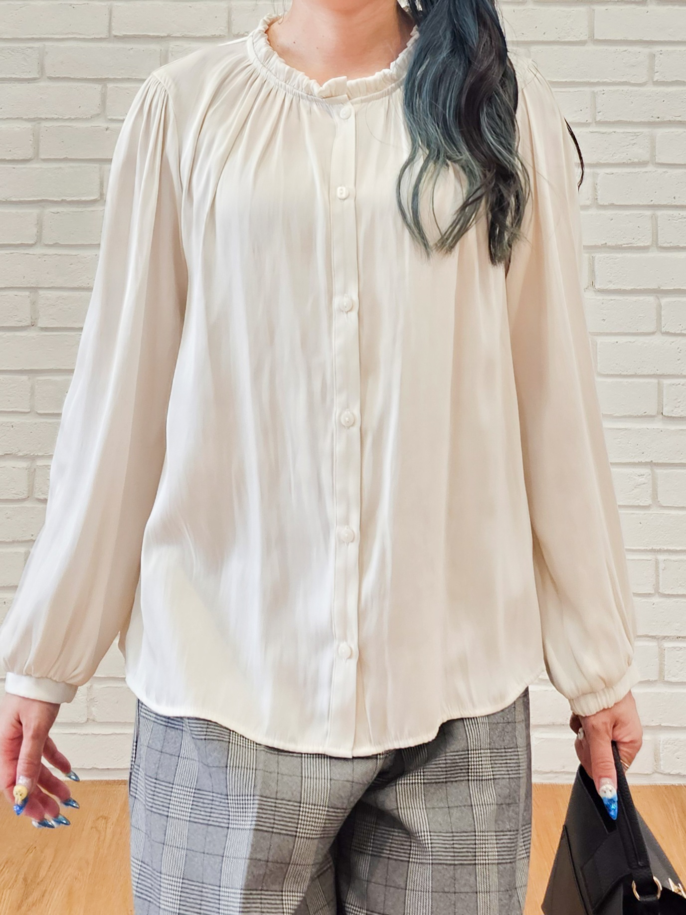ゆゆさんの「SHOO･LA･RUE｜【通勤/UV/洗濯後しわになりにくい/S-LL】プチフリルで上品に 大人のサテンブラウス」を使ったコーディネート
