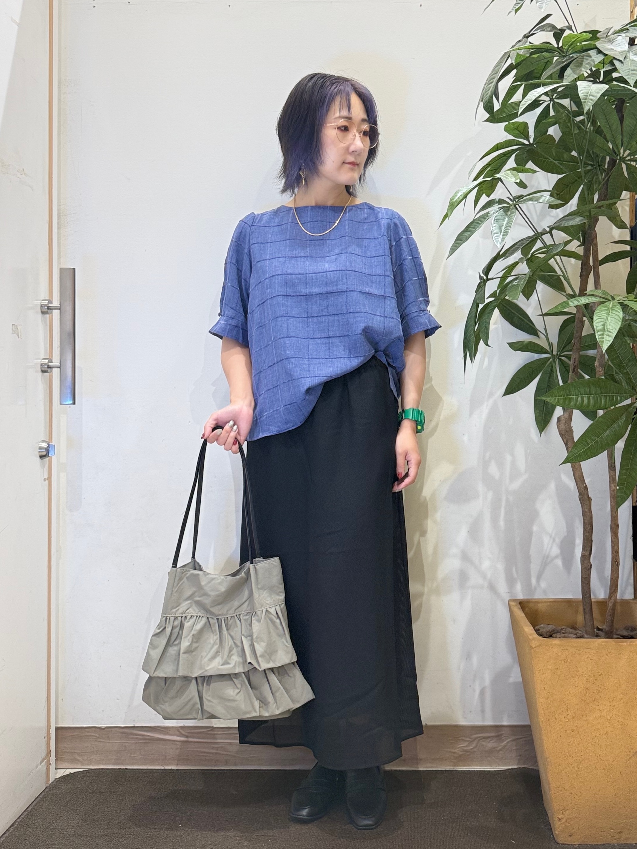 misakiさんの「SHOO･LA･RUE｜【セットアップ可/S-LL】夏でも感じられる秋気分 モールチェックタックスリーブ ブラウス」を使ったコーディネート
