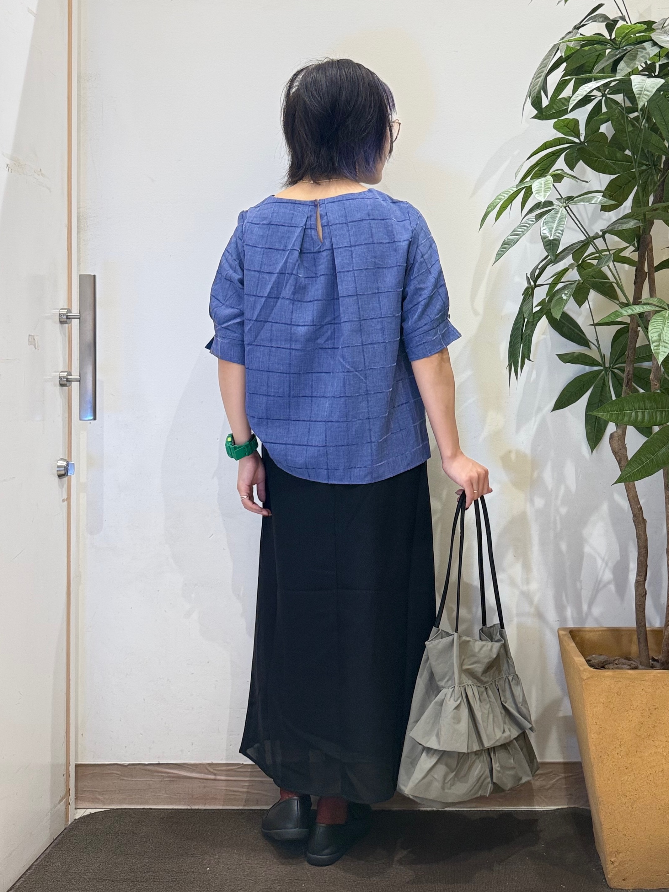 misakiさんの「SHOO･LA･RUE｜【セットアップ可/S-LL】夏でも感じられる秋気分 モールチェックタックスリーブ ブラウス」を使ったコーディネート