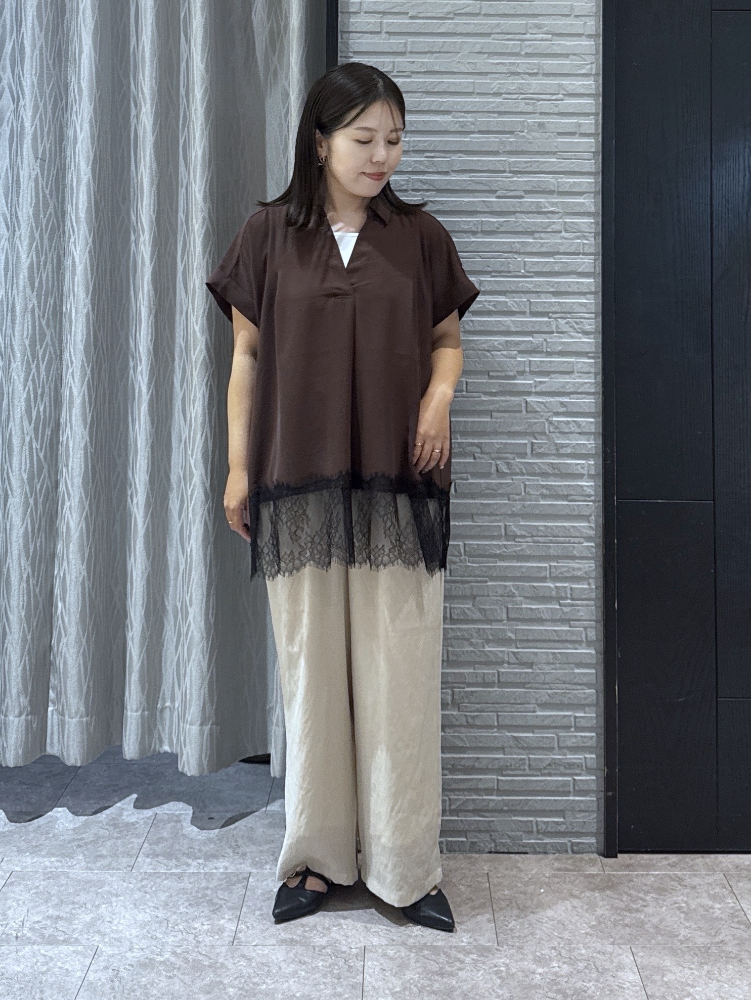 chさんの「THE SHOP TK｜【ひんやり/体型カバー】裾レース切り替え スキッパーシャツ」を使ったコーディネート