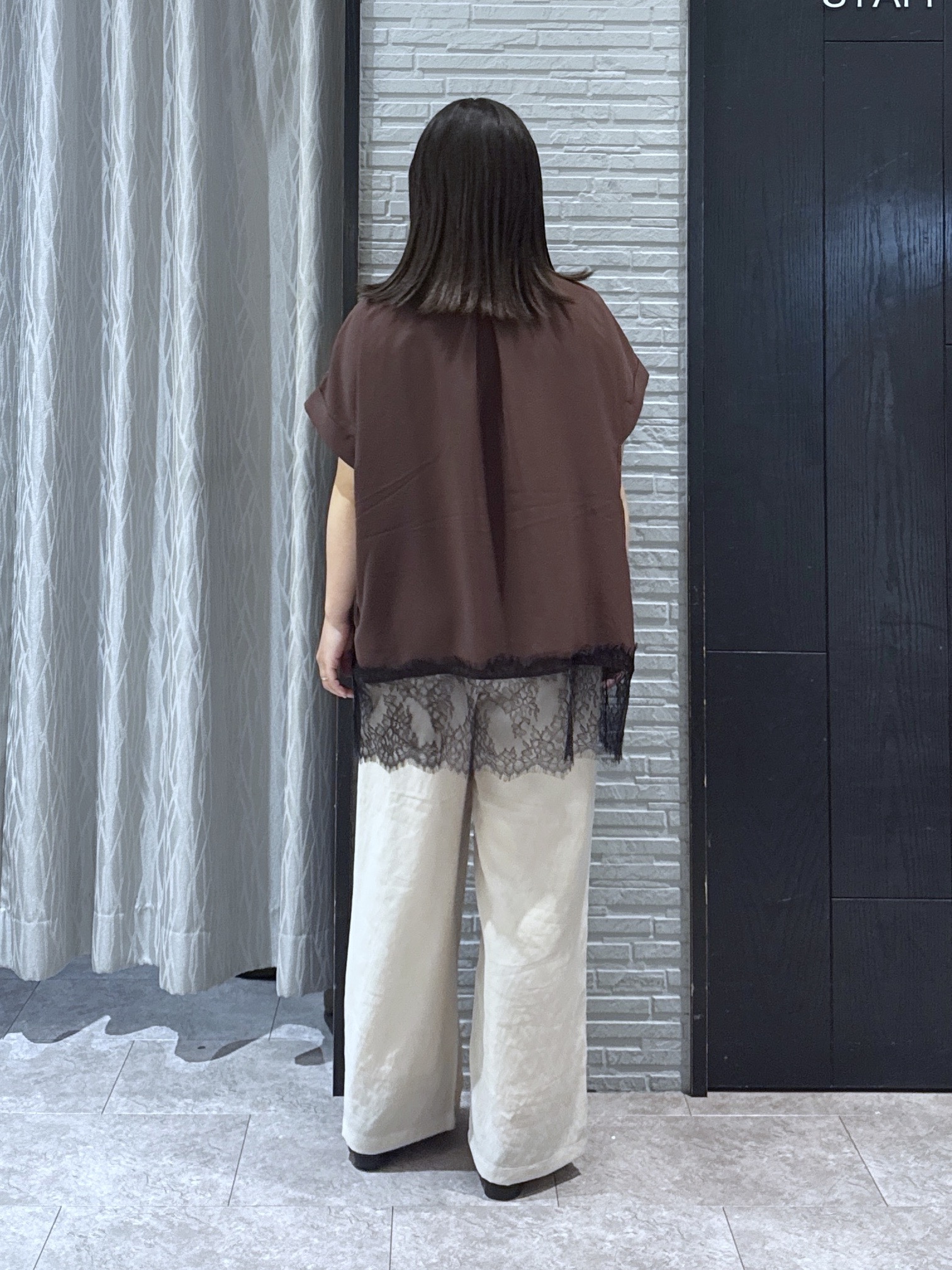 chさんの「THE SHOP TK｜【ひんやり/体型カバー】裾レース切り替え スキッパーシャツ」を使ったコーディネート