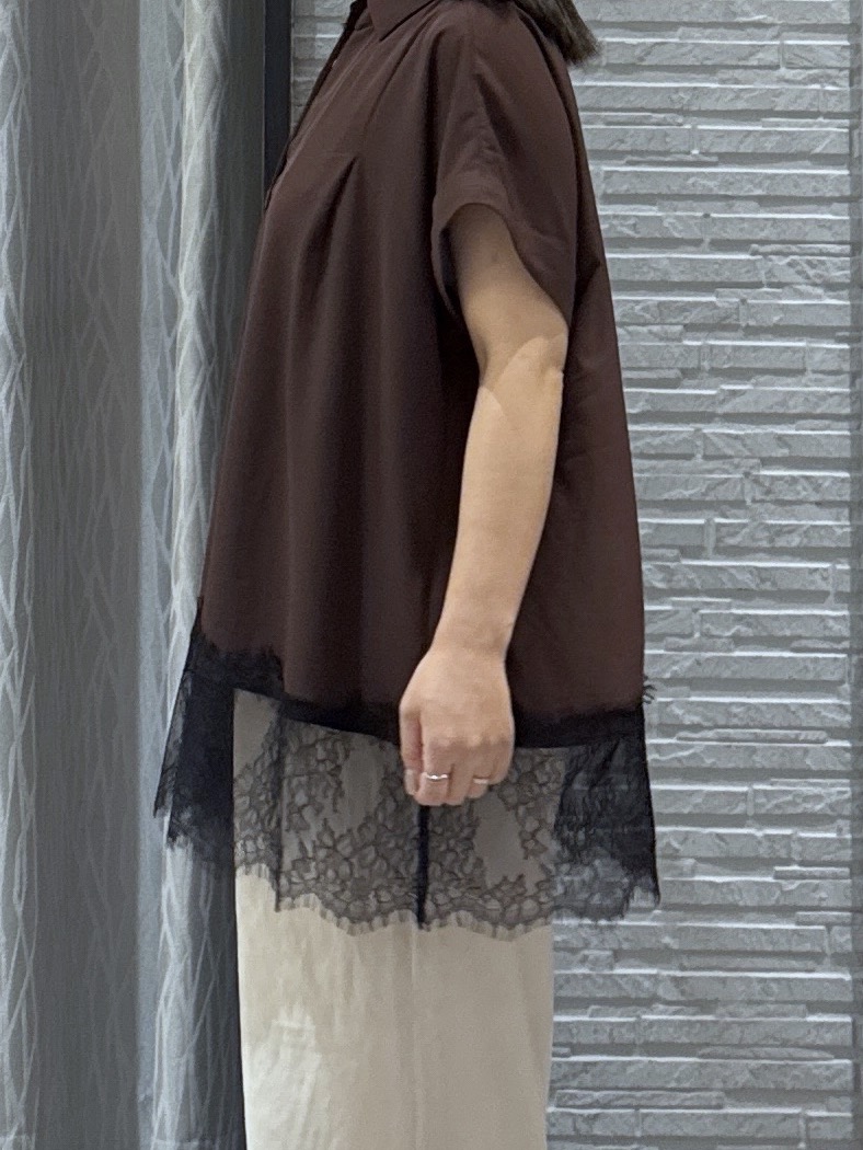 chさんの「THE SHOP TK｜【ひんやり/体型カバー】裾レース切り替え スキッパーシャツ」を使ったコーディネート