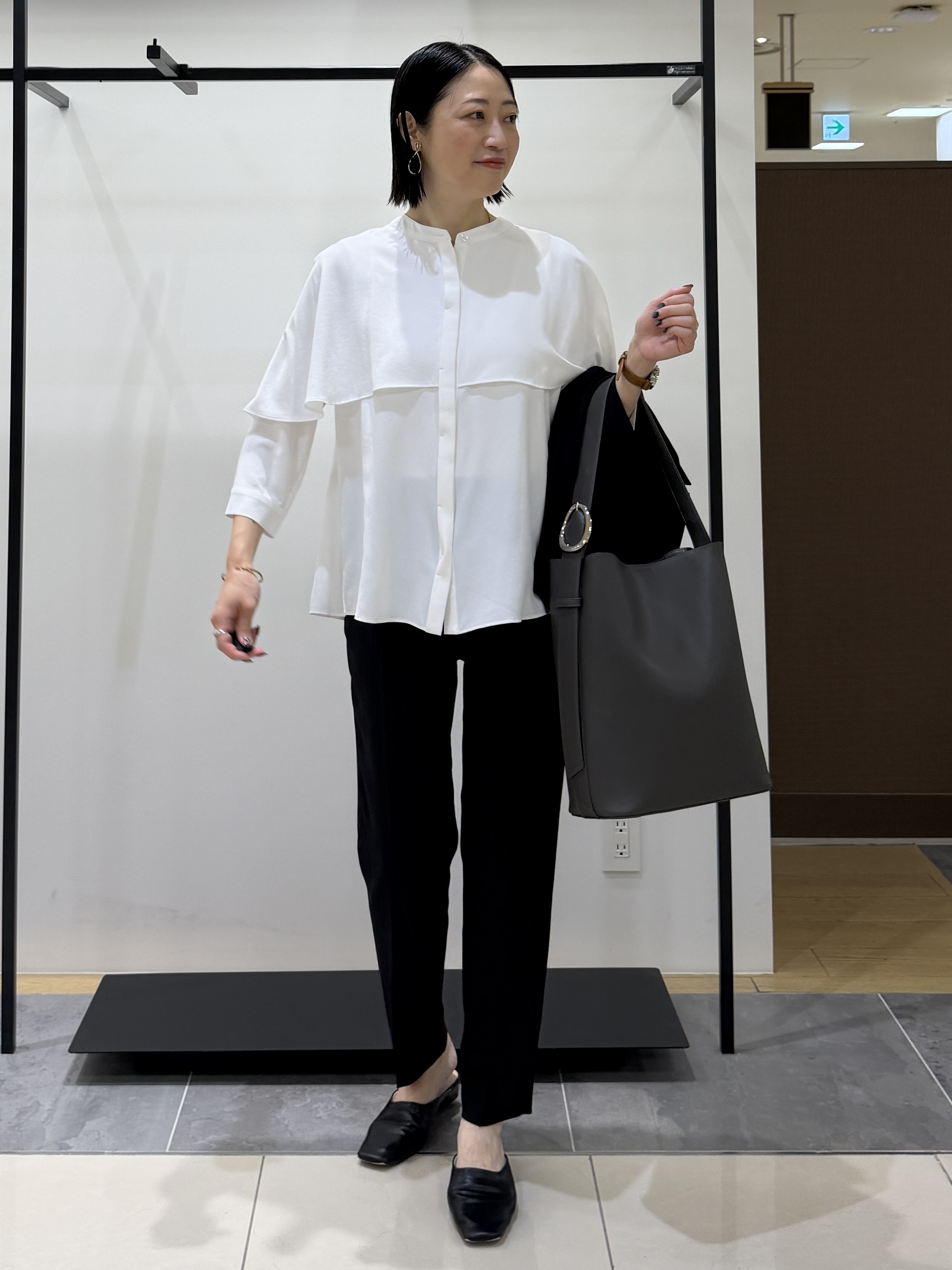 shihoさんの「INDIVI｜【接触冷感/UVケア/夏羽織り/着る日傘】ケープ風ブラウス」を使ったコーディネート