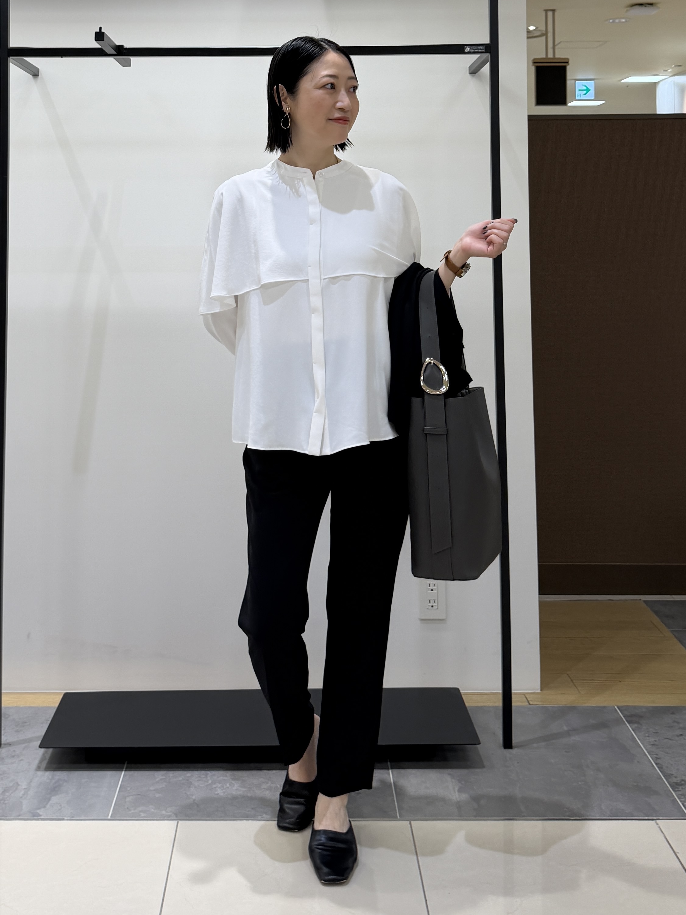 shihoさんの「INDIVI｜【接触冷感/UVケア/夏羽織り/着る日傘】ケープ風ブラウス」を使ったコーディネート