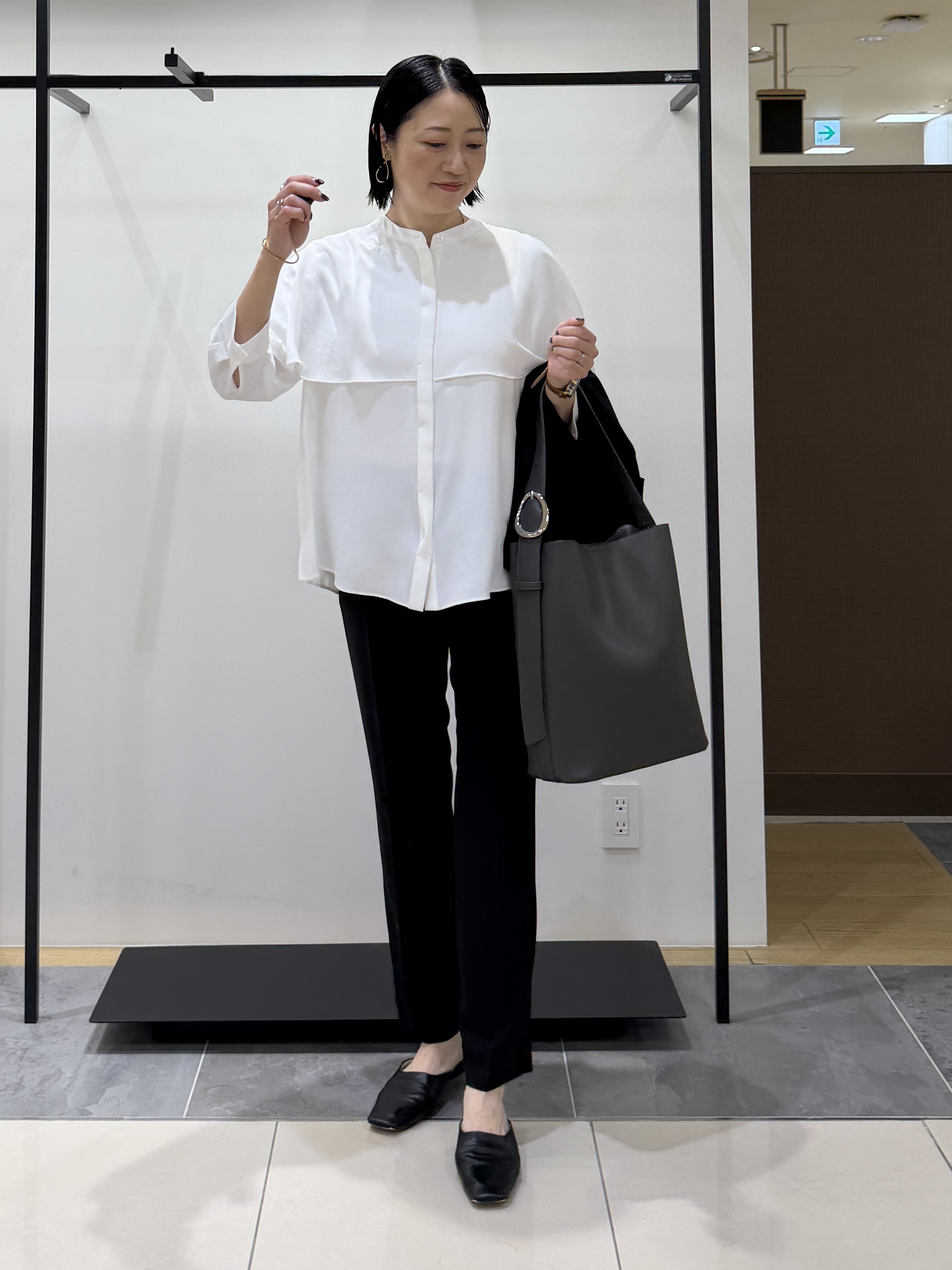 shihoさんの「INDIVI｜【接触冷感/UVケア/夏羽織り/着る日傘】ケープ風ブラウス」を使ったコーディネート