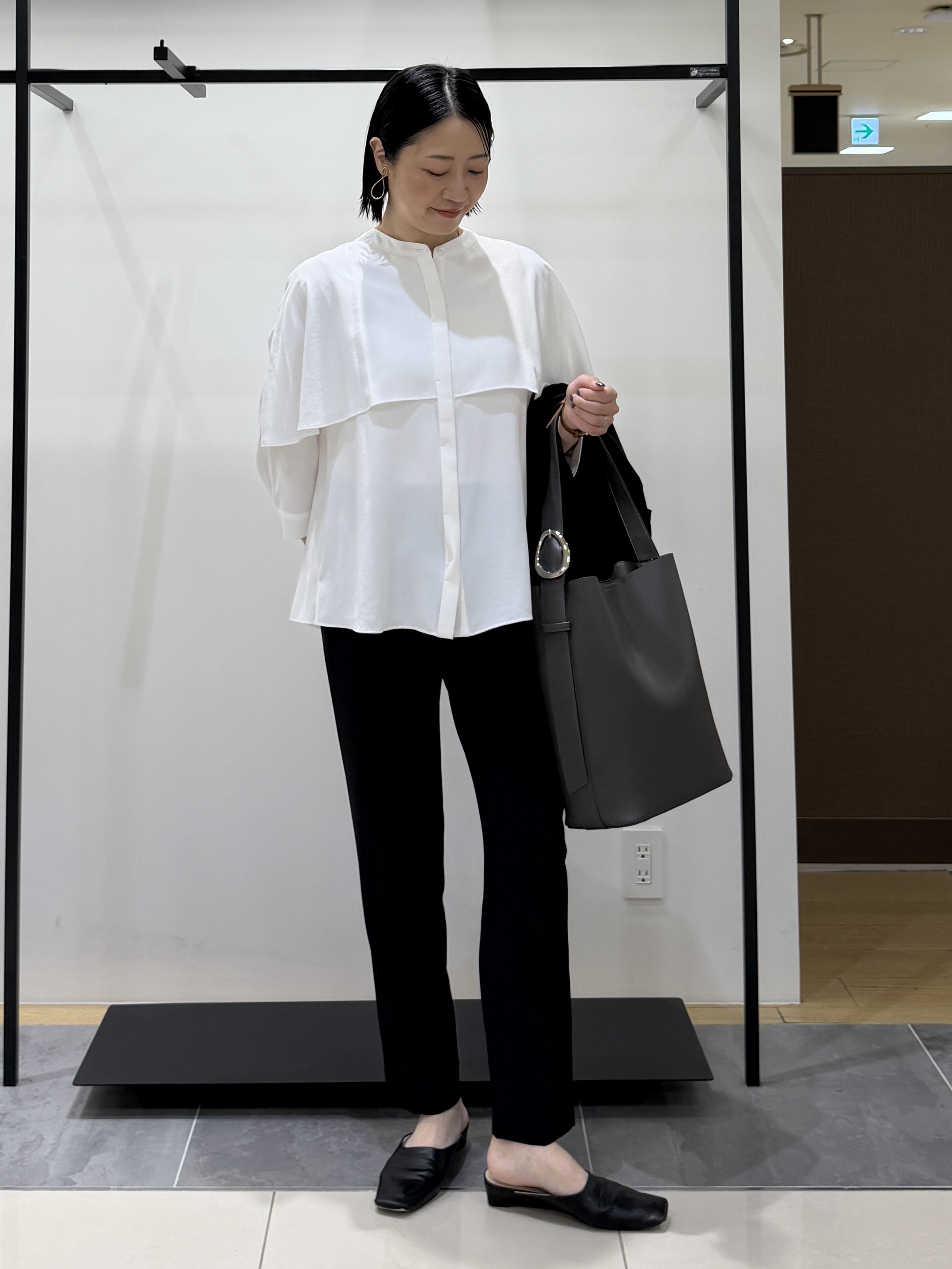 shihoさんの「INDIVI｜【接触冷感/UVケア/夏羽織り/着る日傘】ケープ風ブラウス」を使ったコーディネート