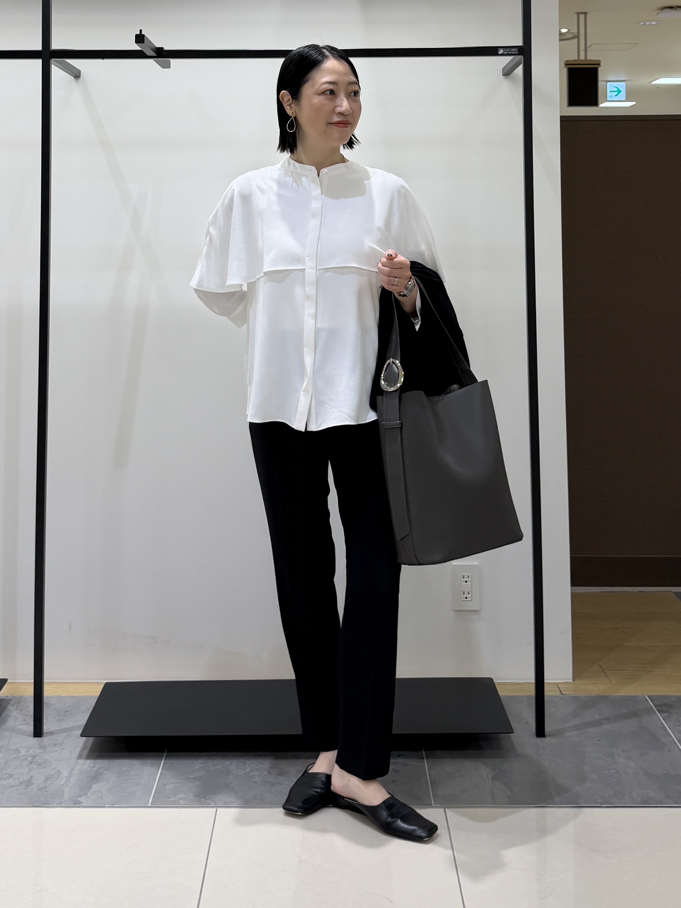 shihoさんの「INDIVI｜【接触冷感/UVケア/夏羽織り/着る日傘】ケープ風ブラウス」を使ったコーディネート