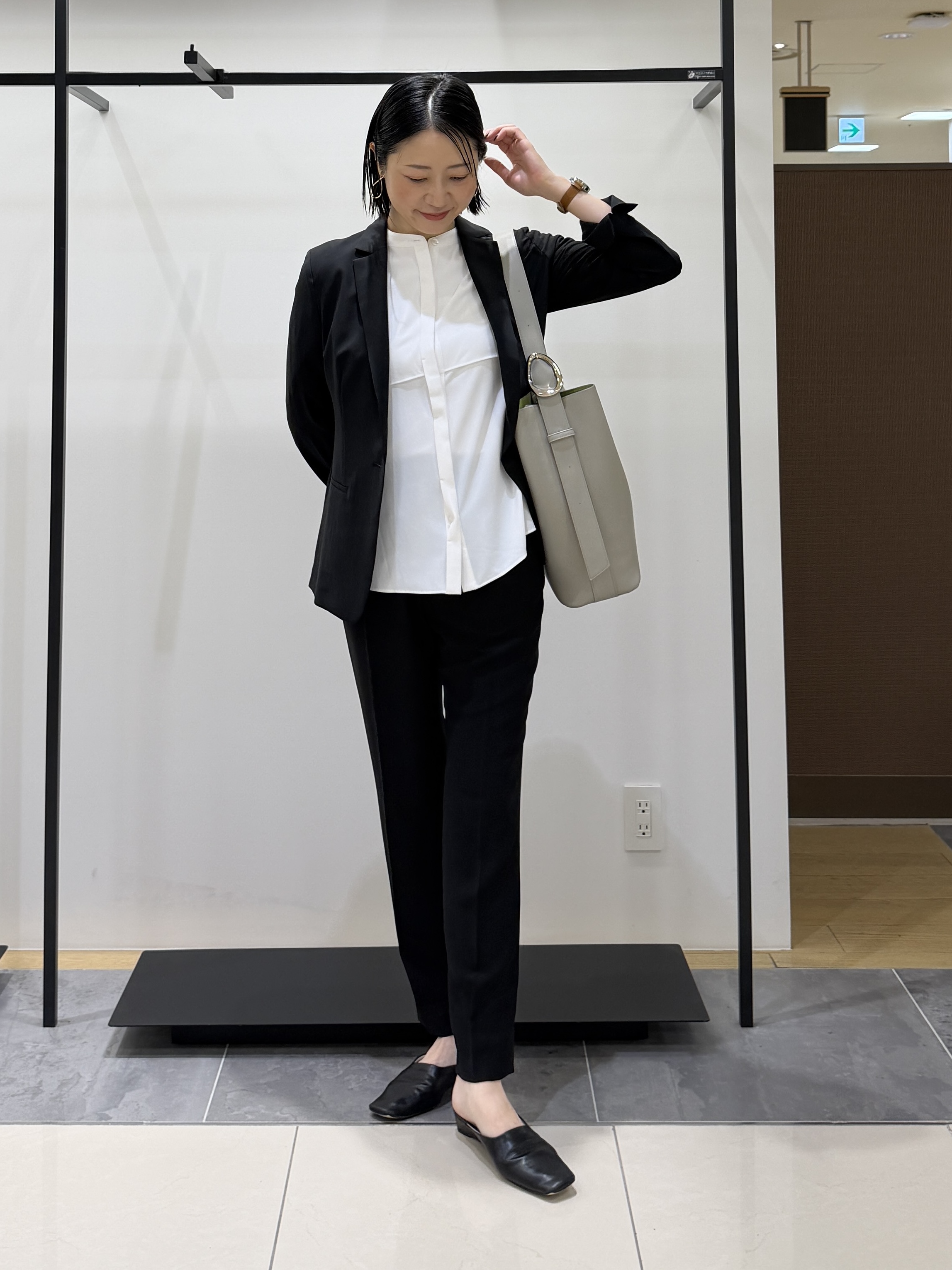 shihoさんの「INDIVI｜【接触冷感/UVケア/夏羽織り/着る日傘】ケープ風ブラウス」を使ったコーディネート